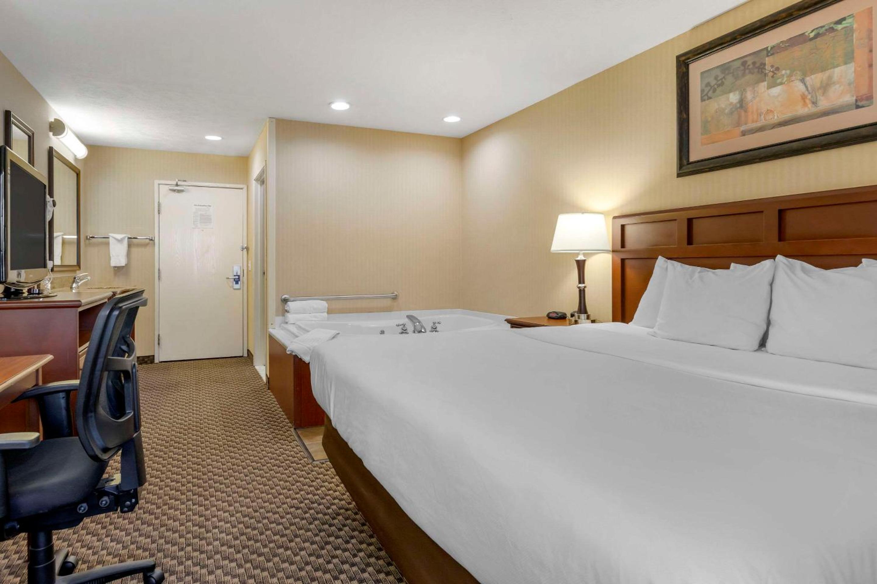 Quadruple Room with One King Room and One Queen Room - Accessible/Non-Smoking - Photo 2