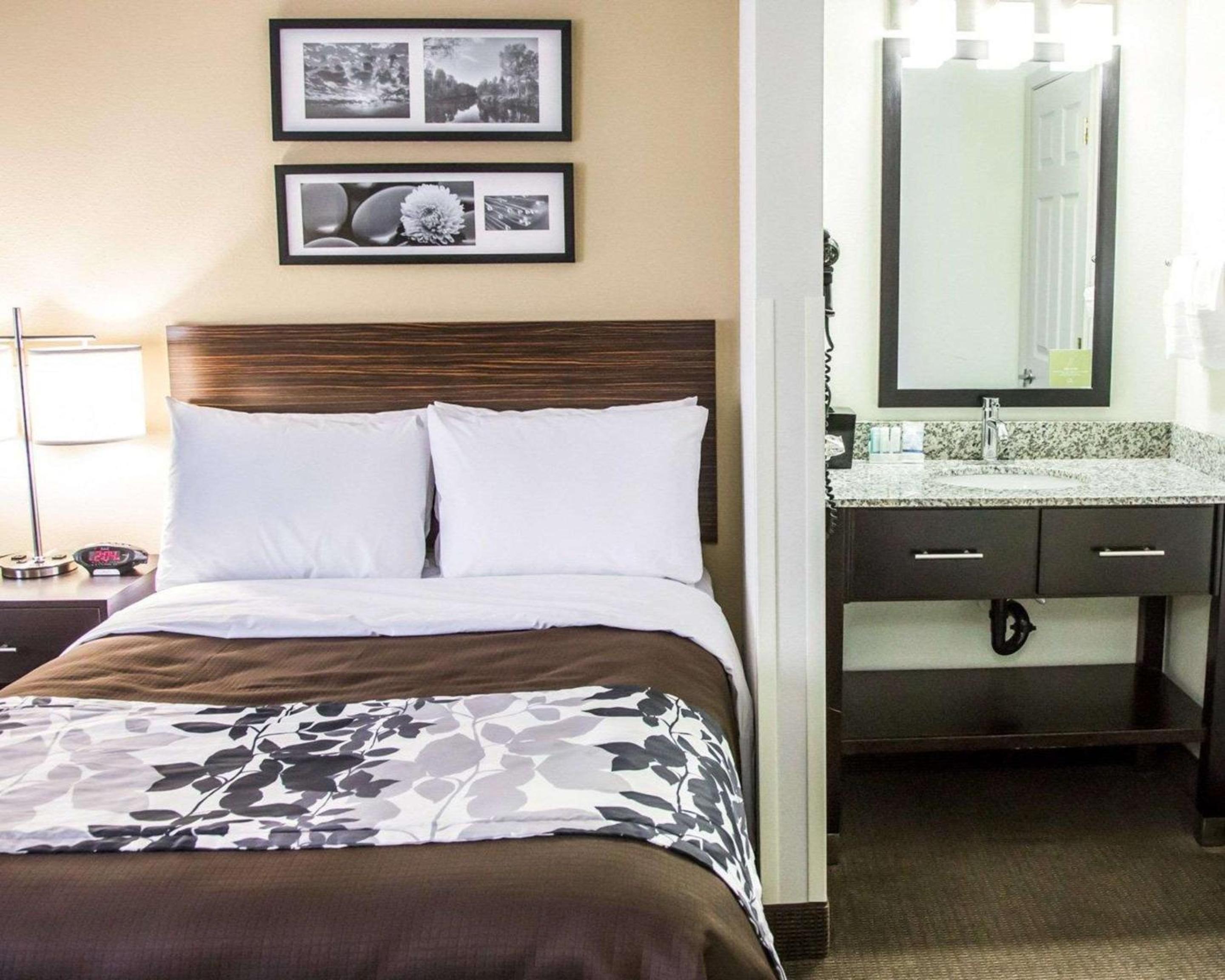 Two Double Beds - Non-Smoking - Photo 1