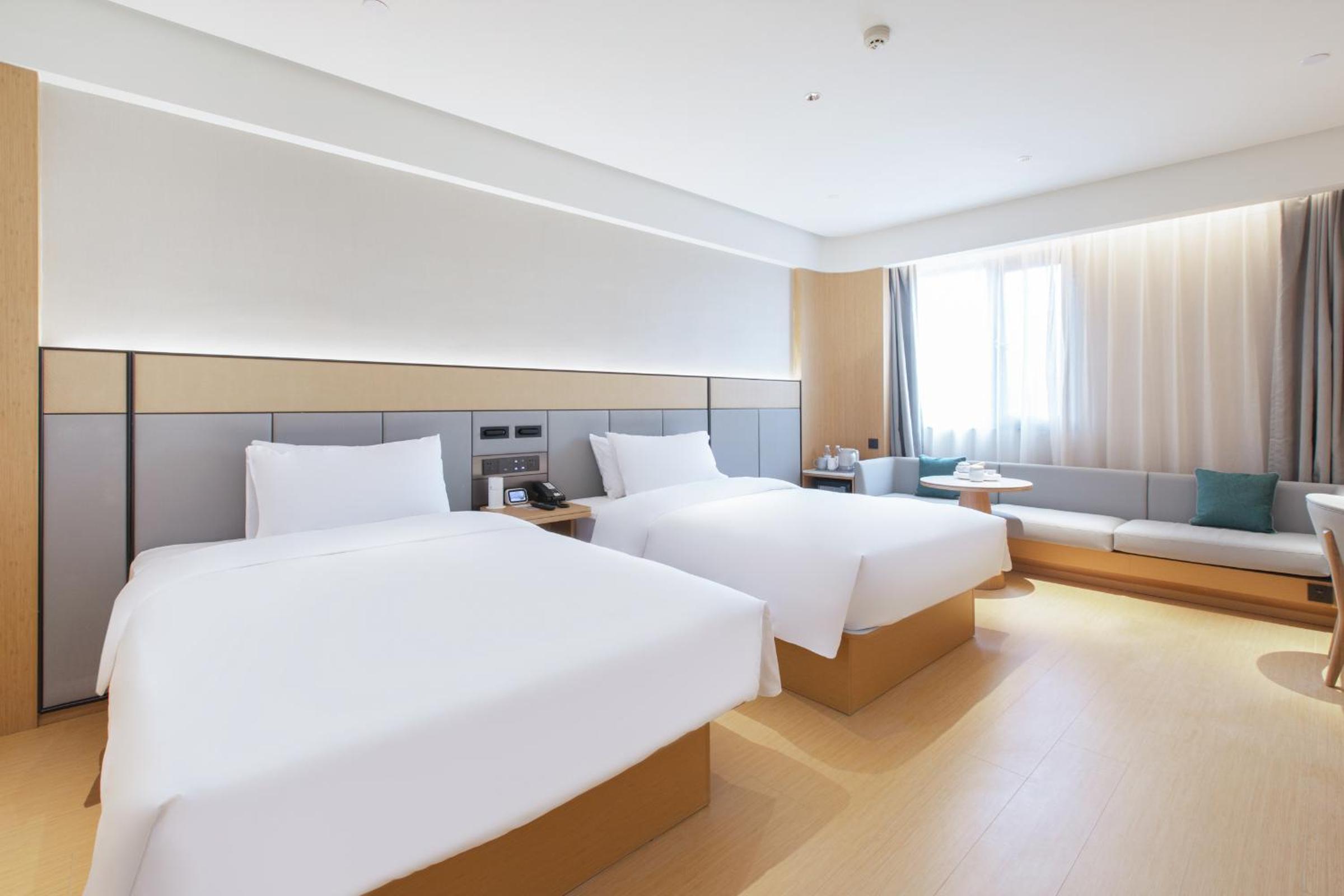 Superior Twin Room with City View photo 2