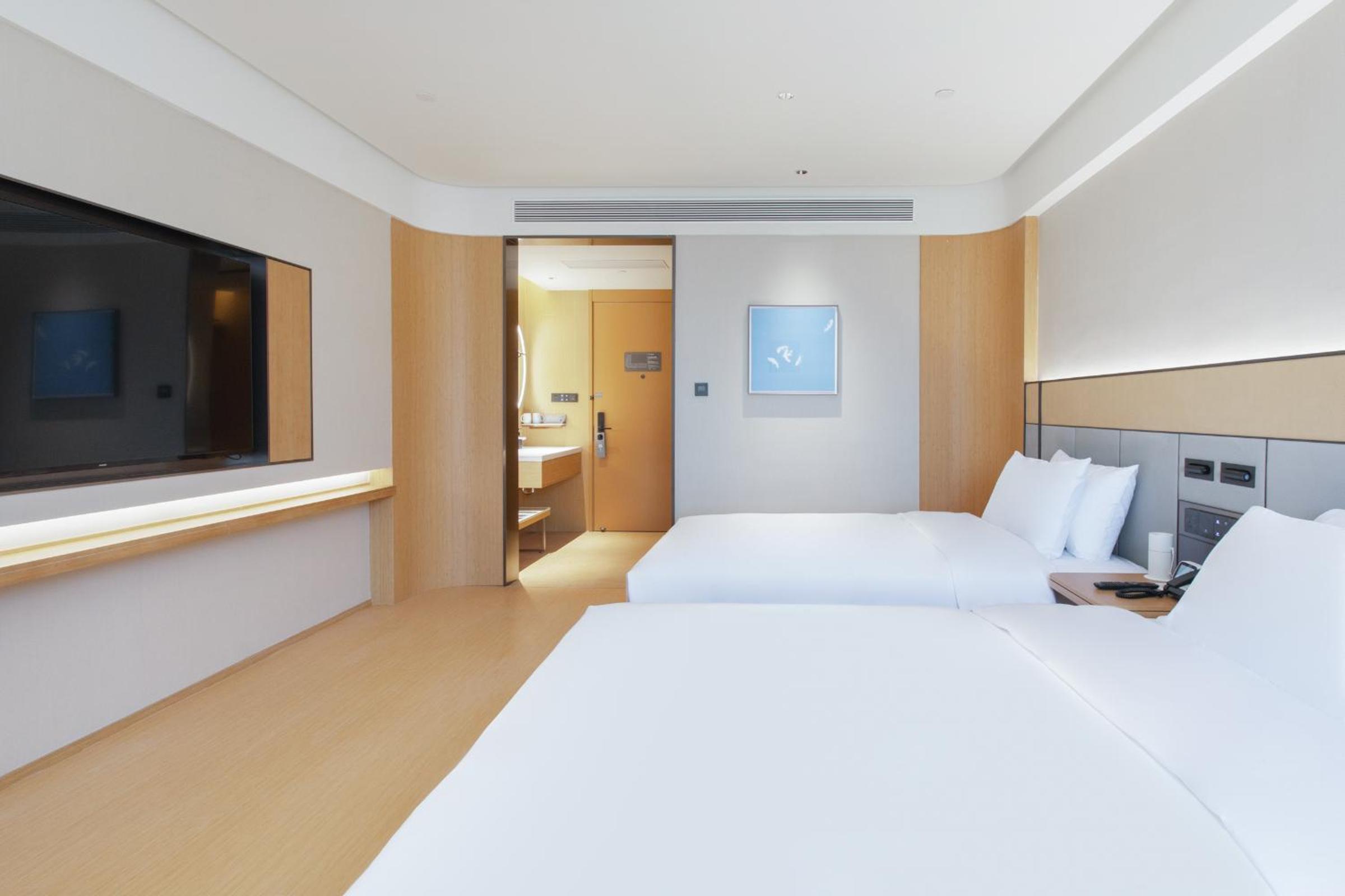 Superior Twin Room with City View photo 3