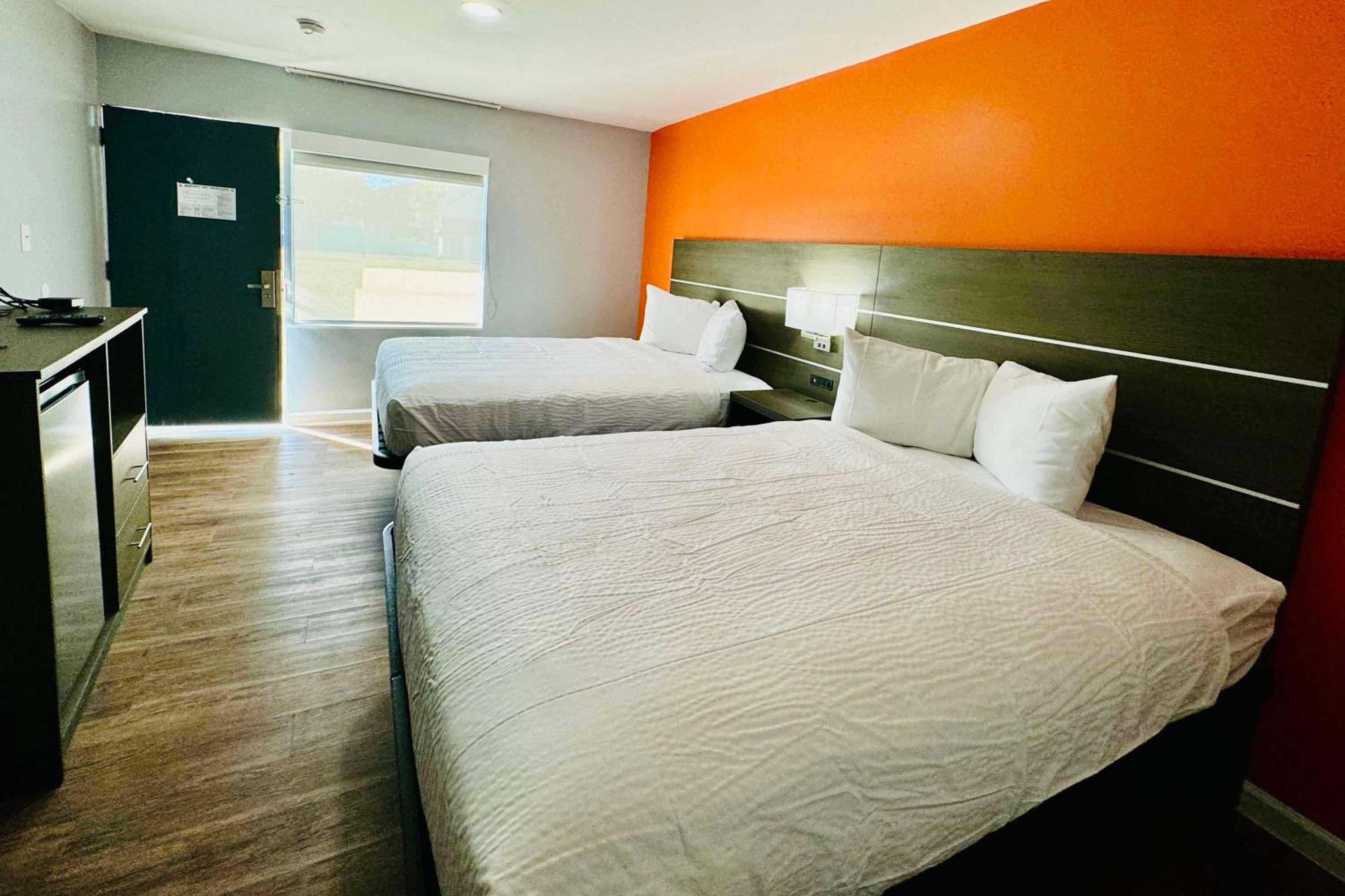 Queen Room with Two Queen Beds - Non-Smoking photo 1