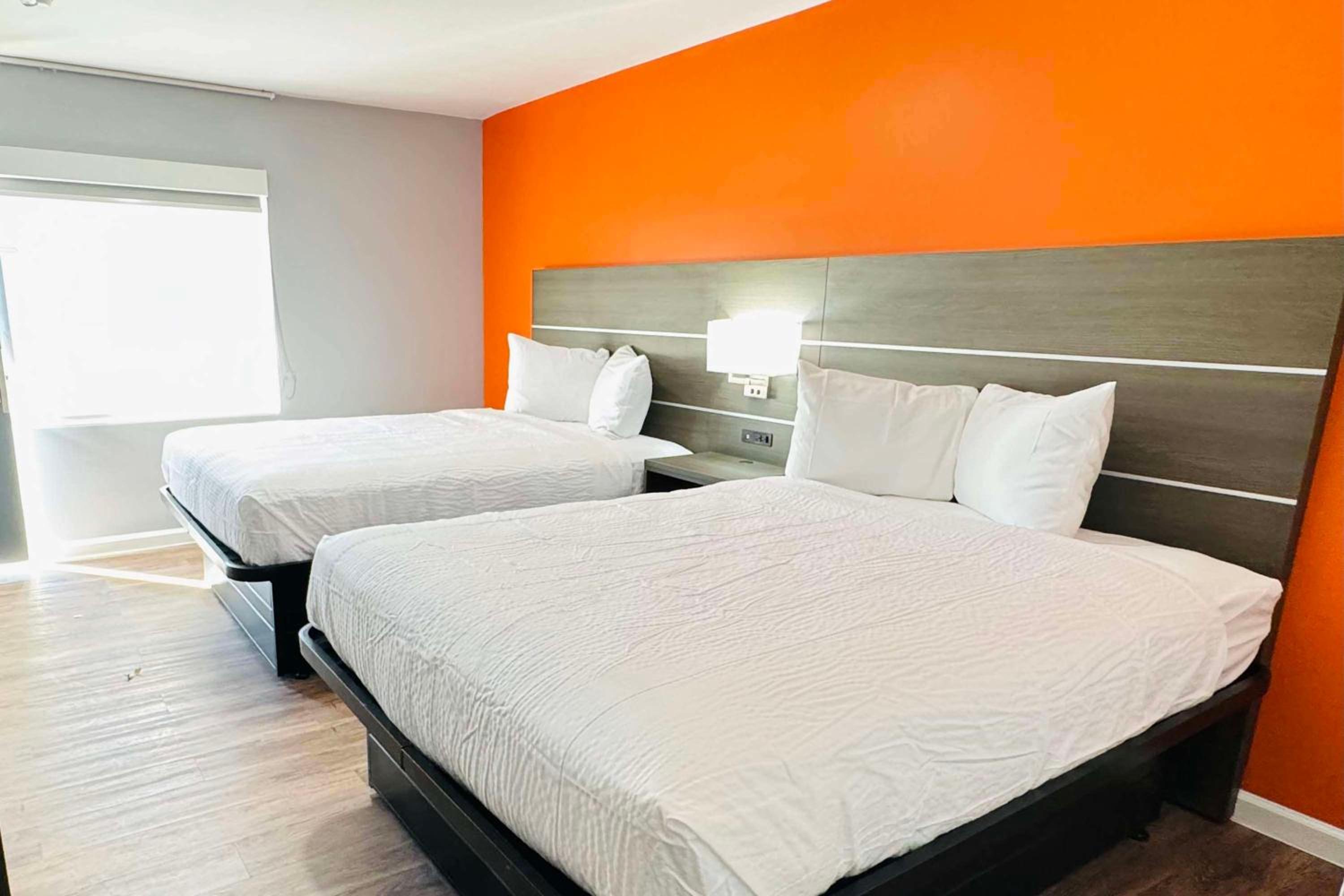 Queen Room with Two Queen Beds - Non-Smoking photo 3