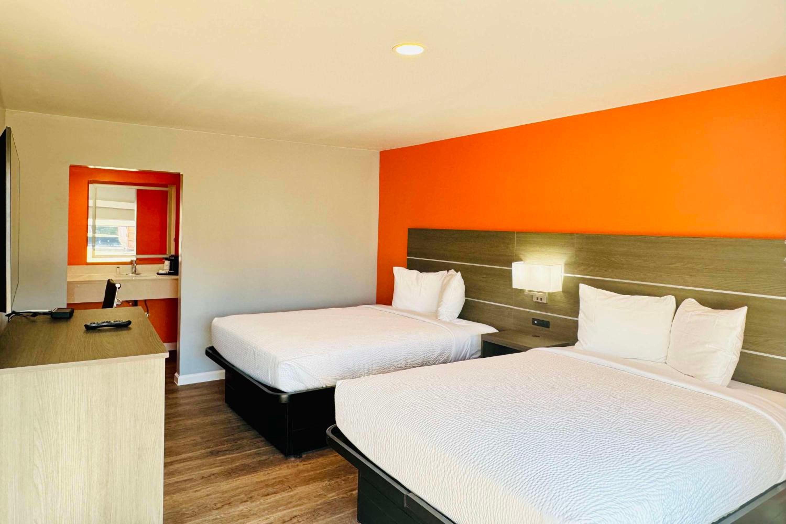 Queen Room with Two Queen Beds - Non-Smoking photo 2