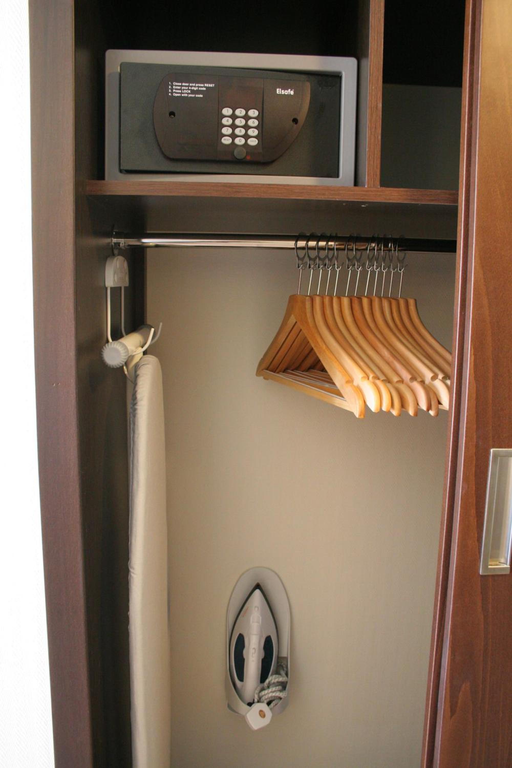 Double or Twin Room - Photo 9