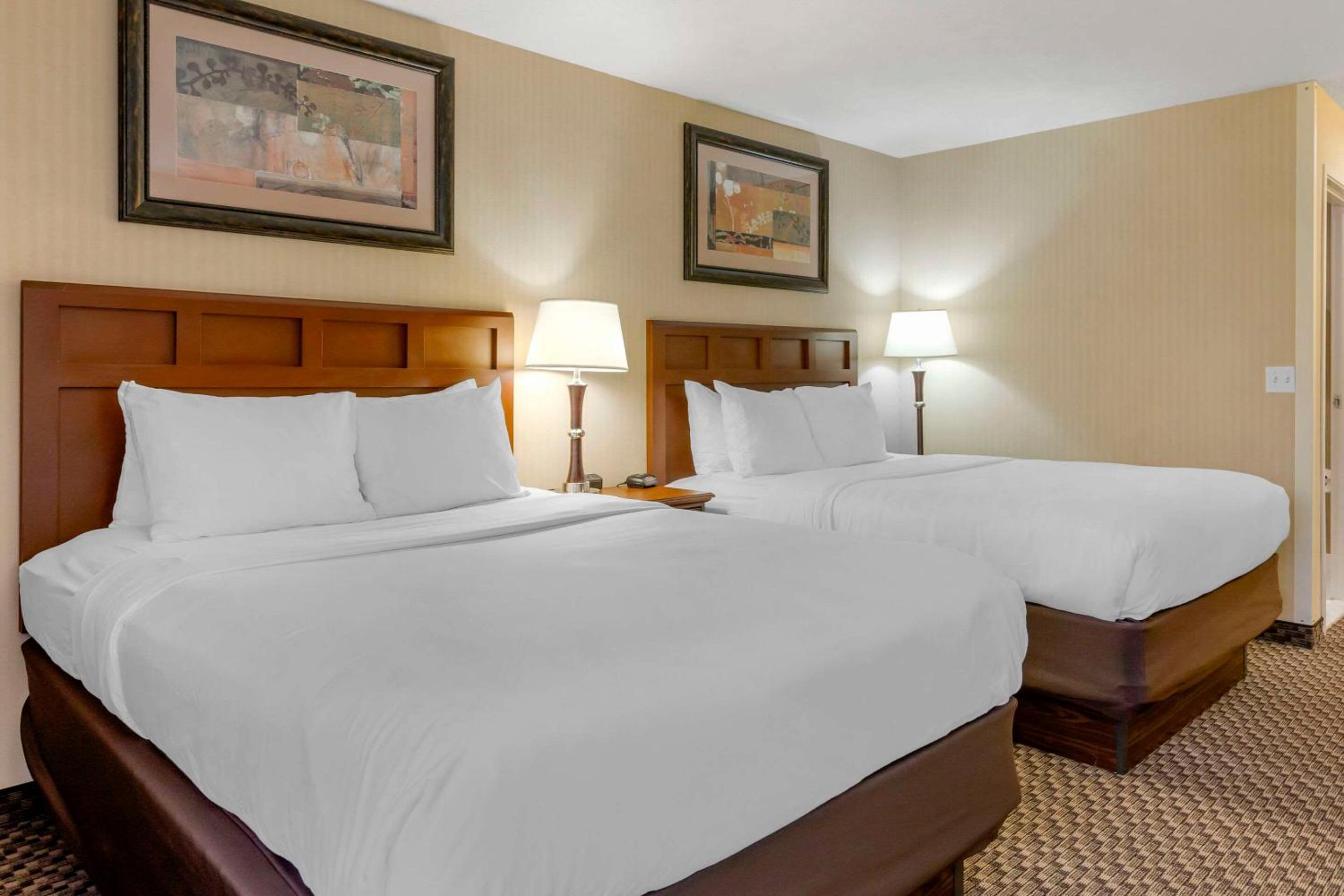 Queen Room with Two Queen Beds - Non-Smoking - Photo 8
