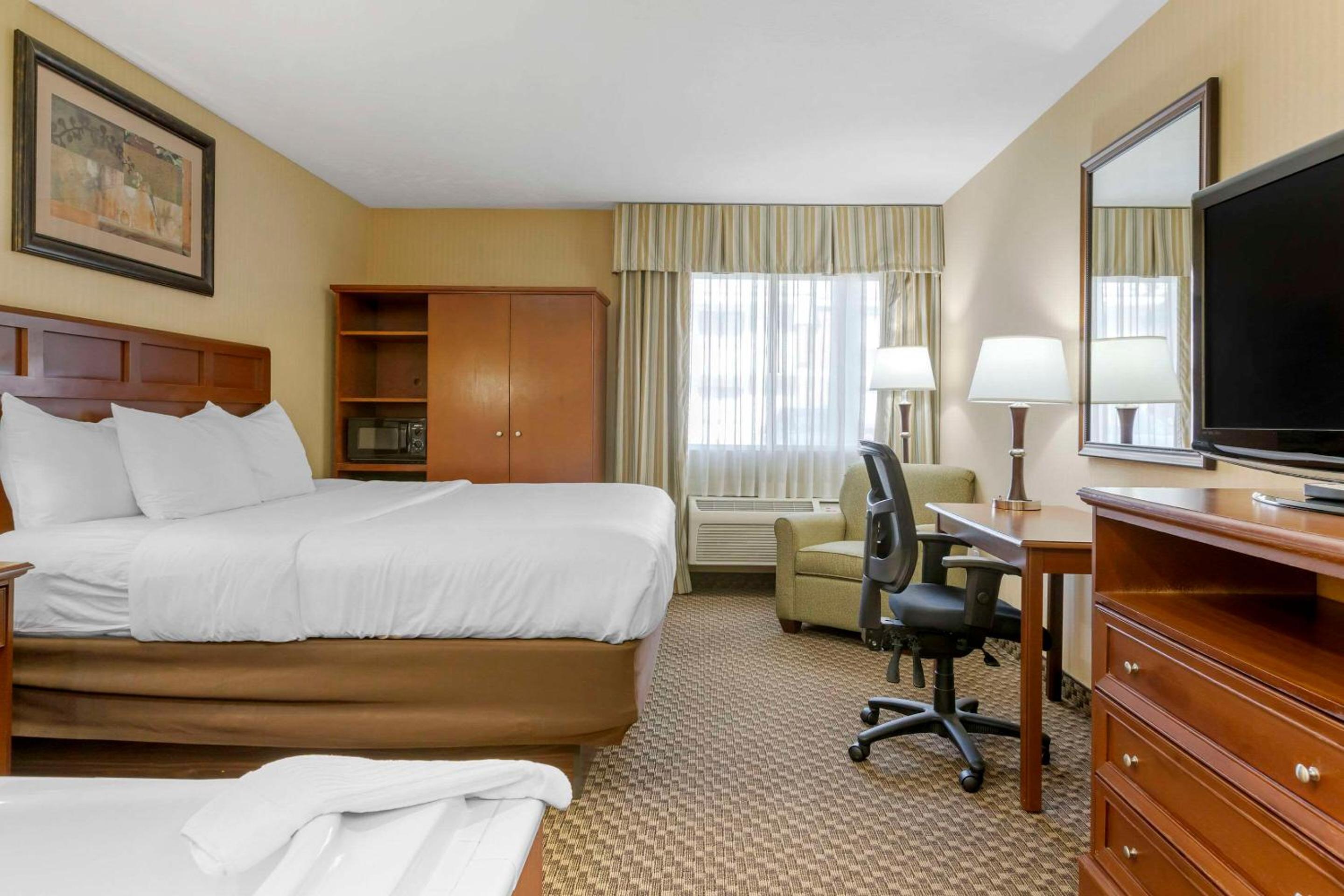 Quadruple Room with One King Room and One Queen Room - Accessible/Non-Smoking - Photo 1