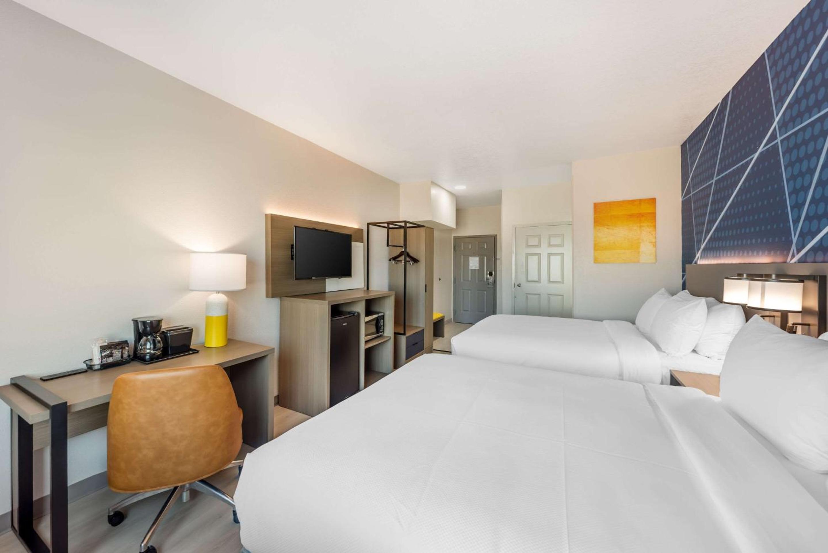 Quadruple Room with Two Queen Beds - Non Smoking - Photo 1