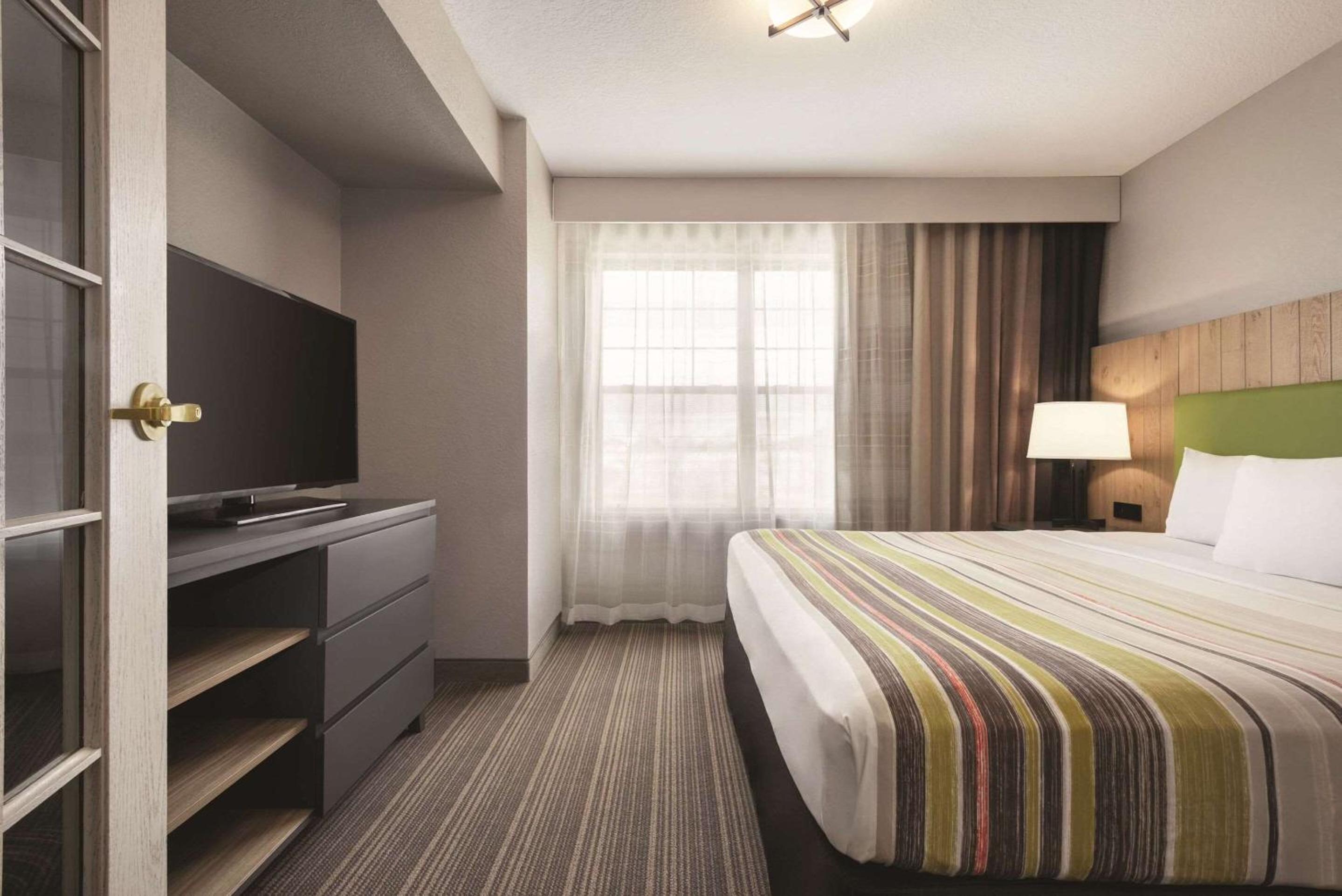 One-Bedroom Premium King Suite- Non-Smoking - Photo 3