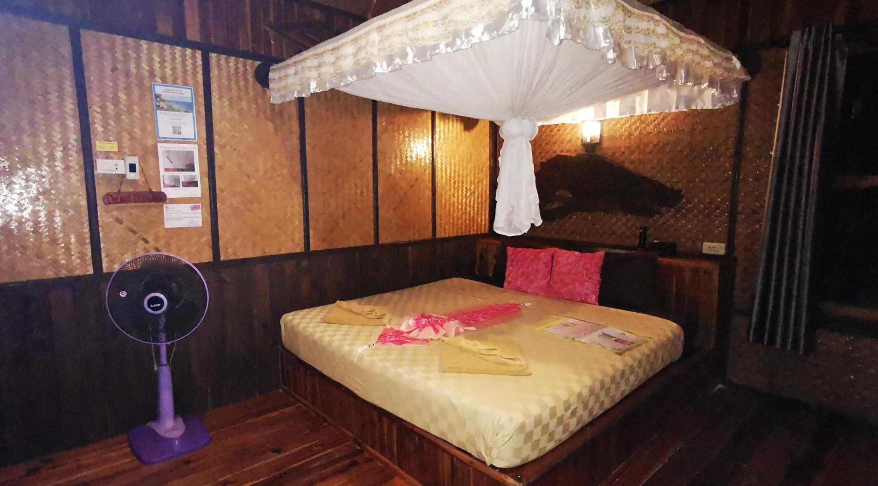 Beach Front Bungalow - Fan Room - Photo 1