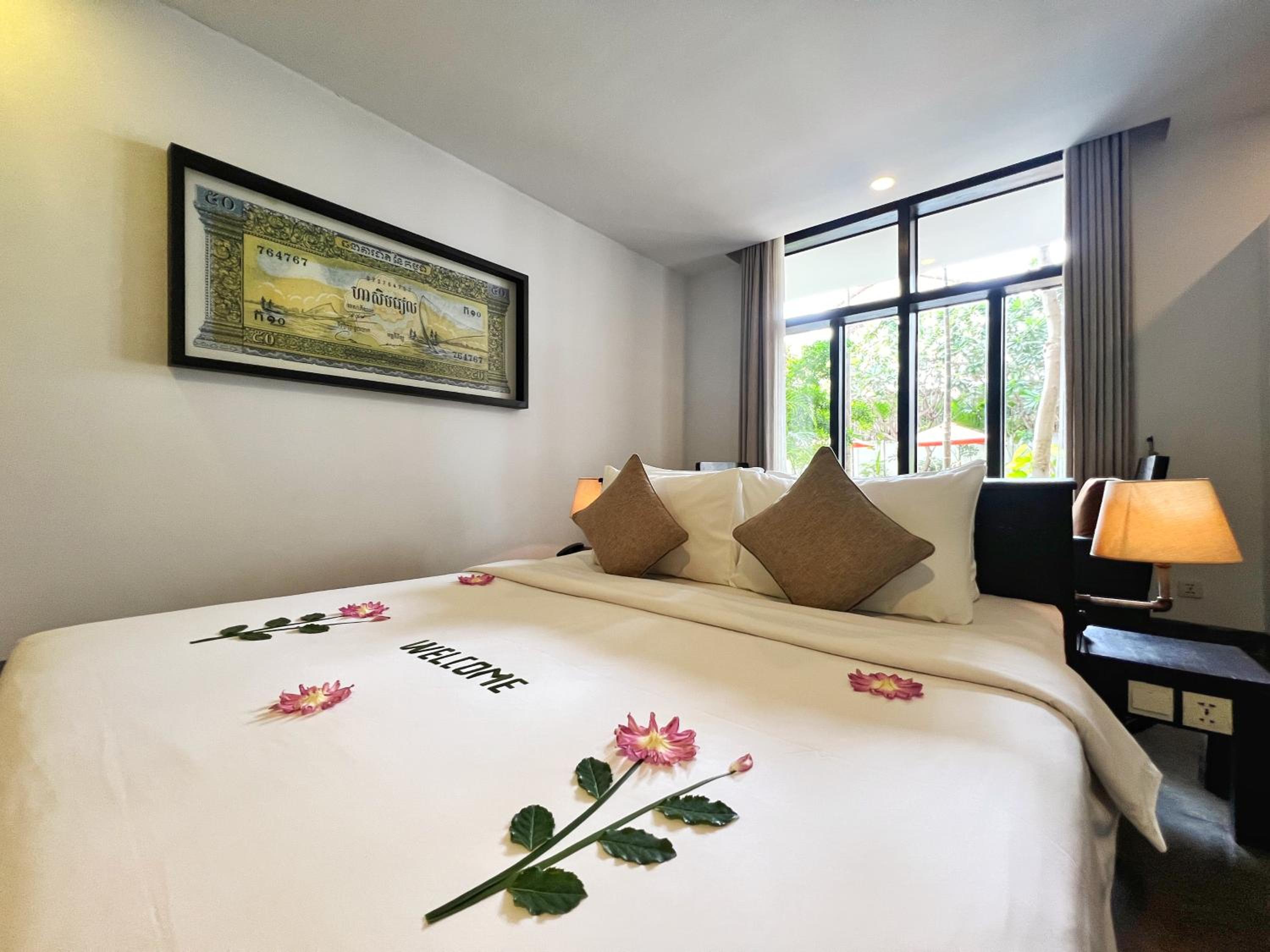 Deluxe Double Pool Access with Balcony - Photo 4