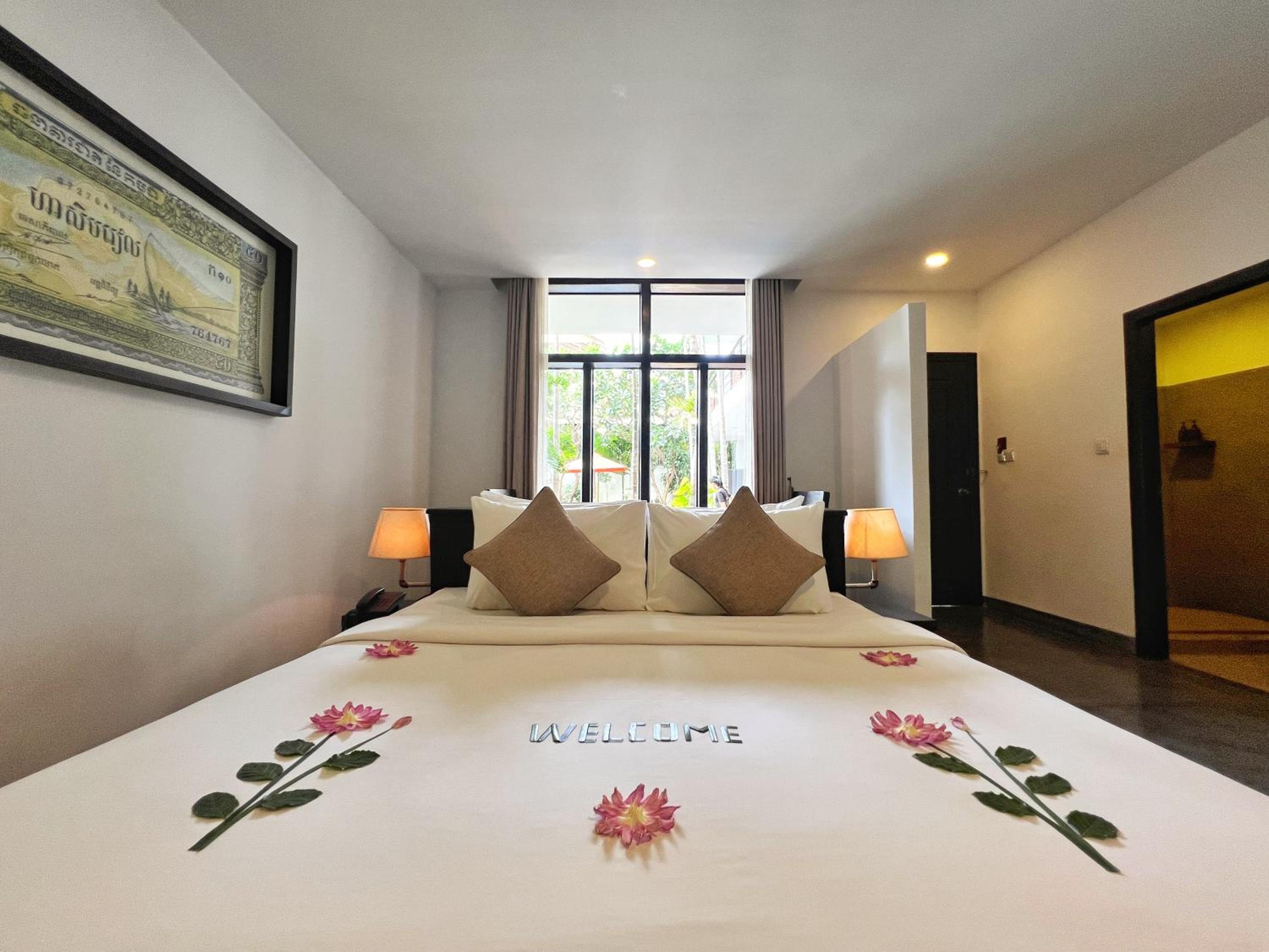 Deluxe Double Pool Access with Balcony - Photo 5