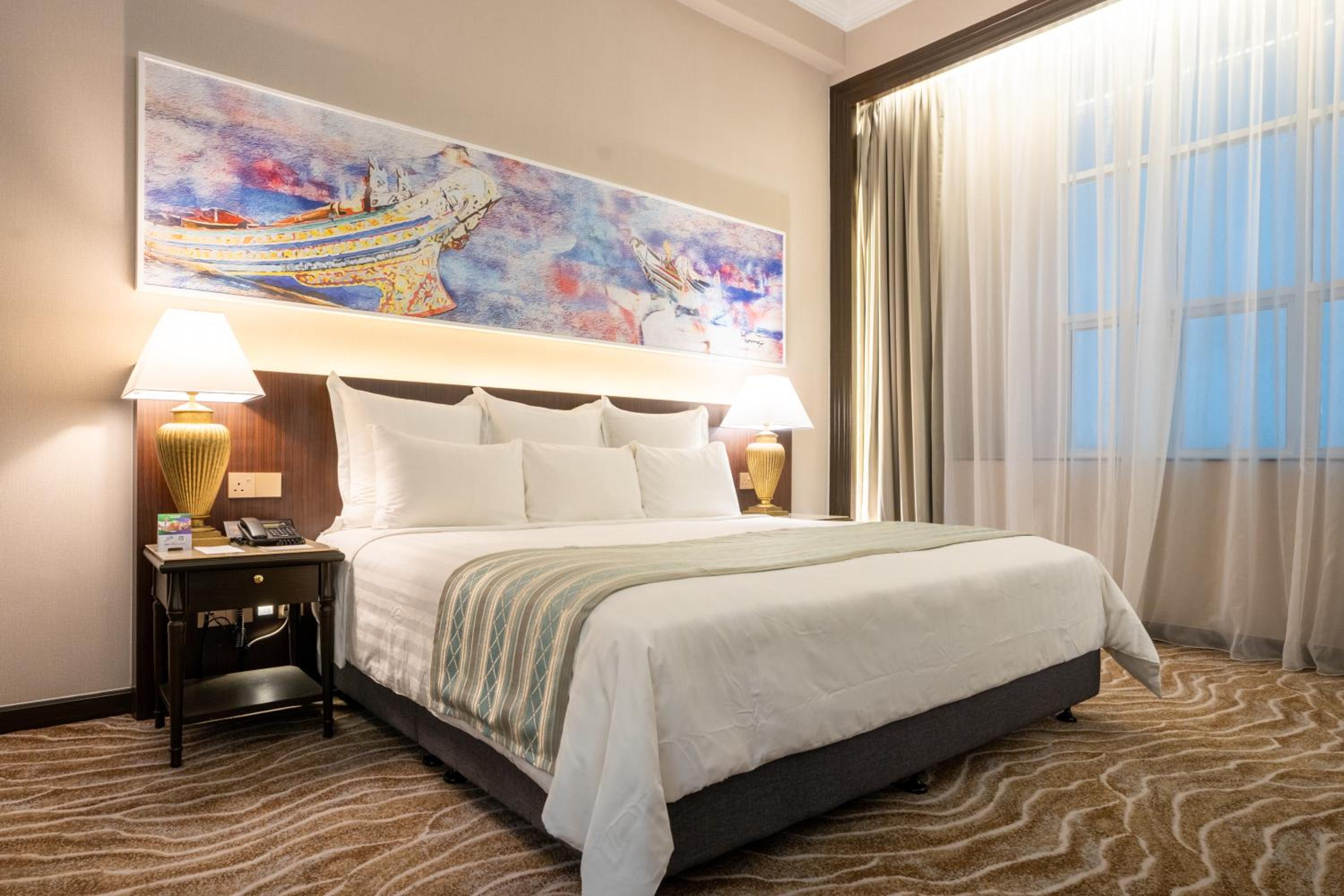 Club Deluxe King Room - Photo 7
