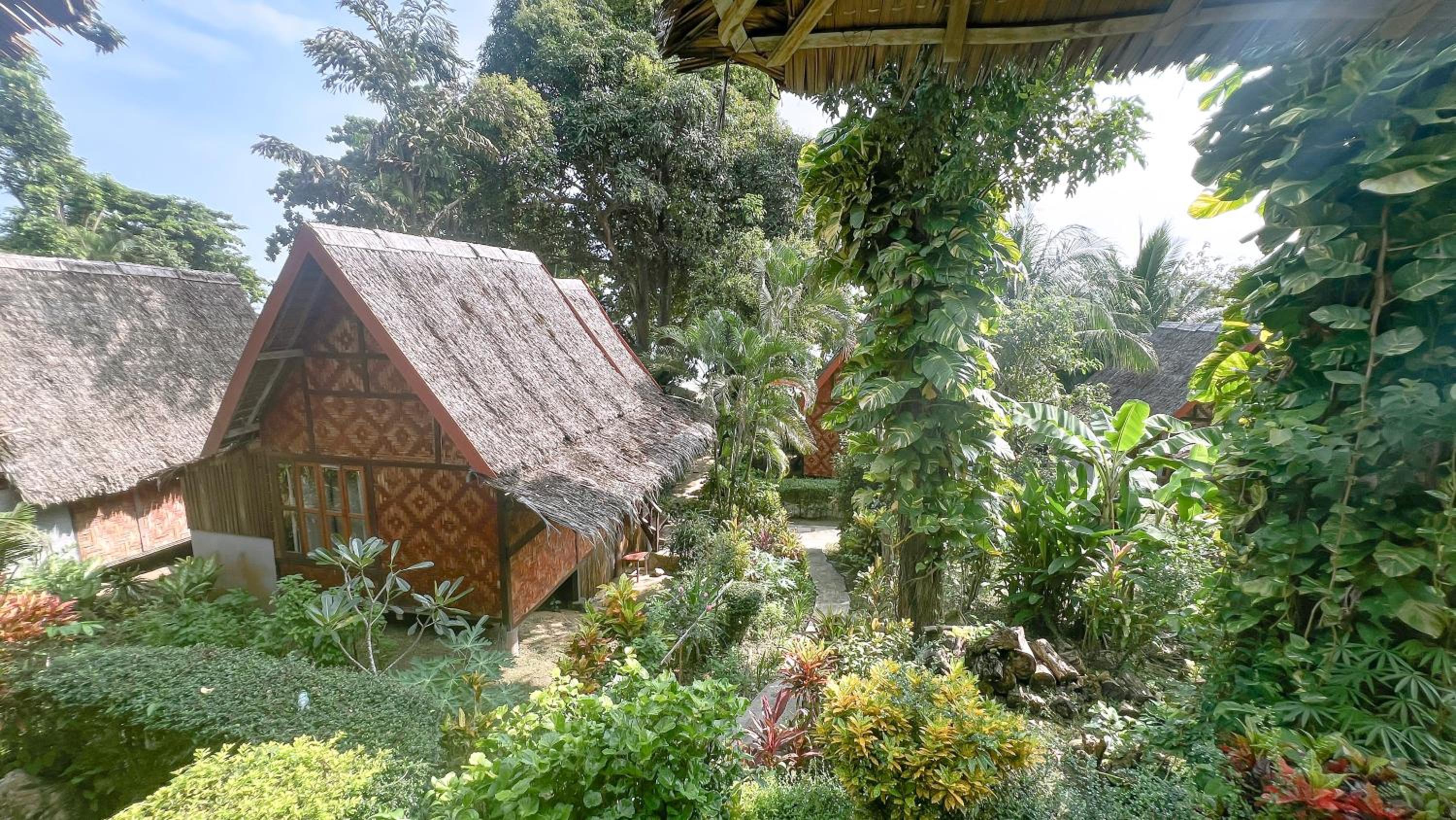Bungalow with Balcony - Fan Room - Photo 6