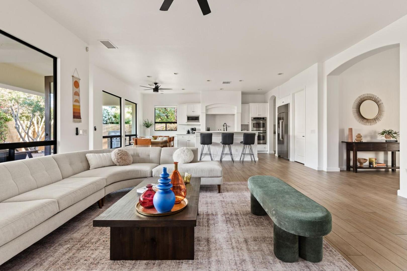 Eight-Bedroom House photo 1