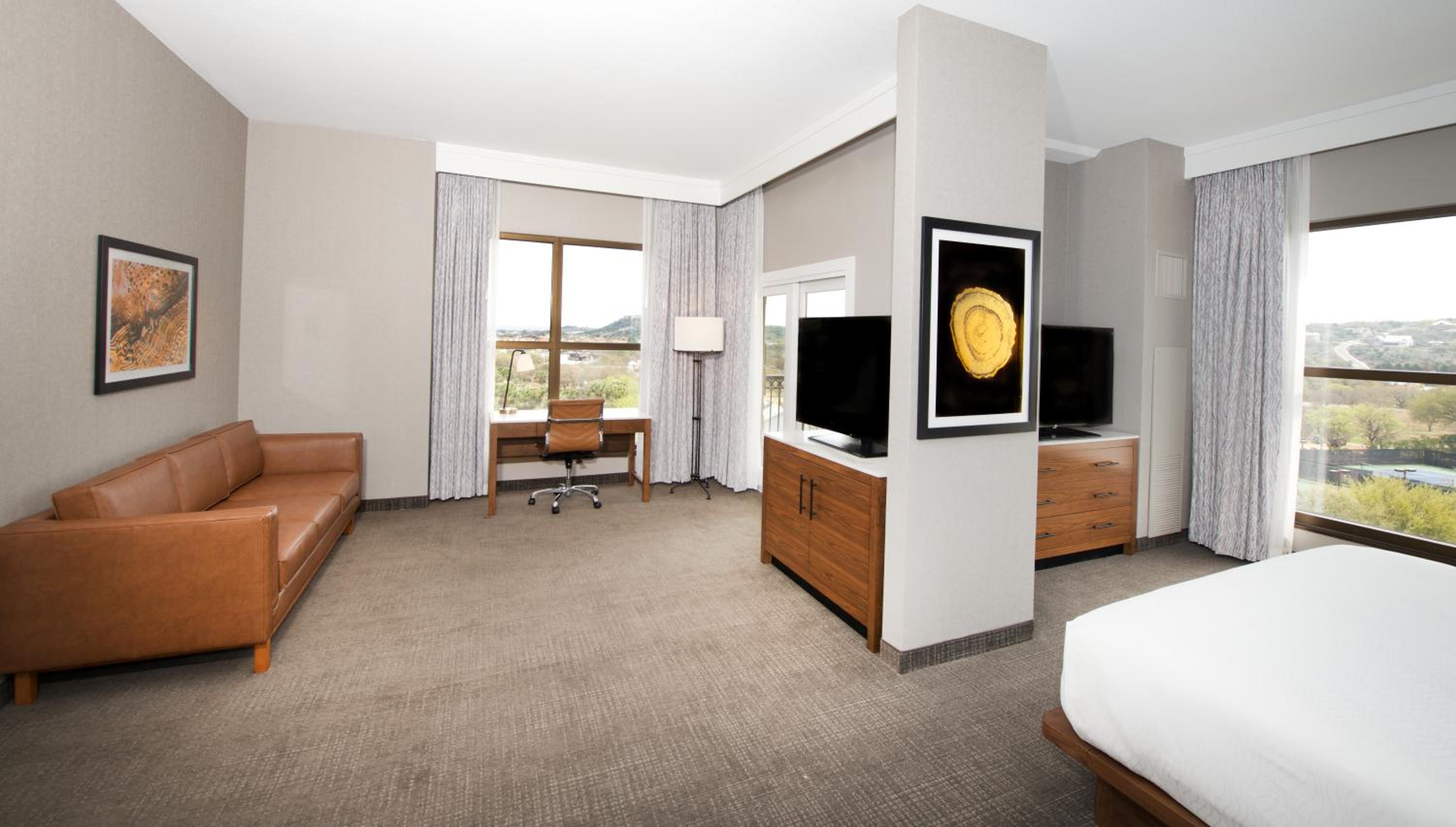 Executive King Suite - Photo 2
