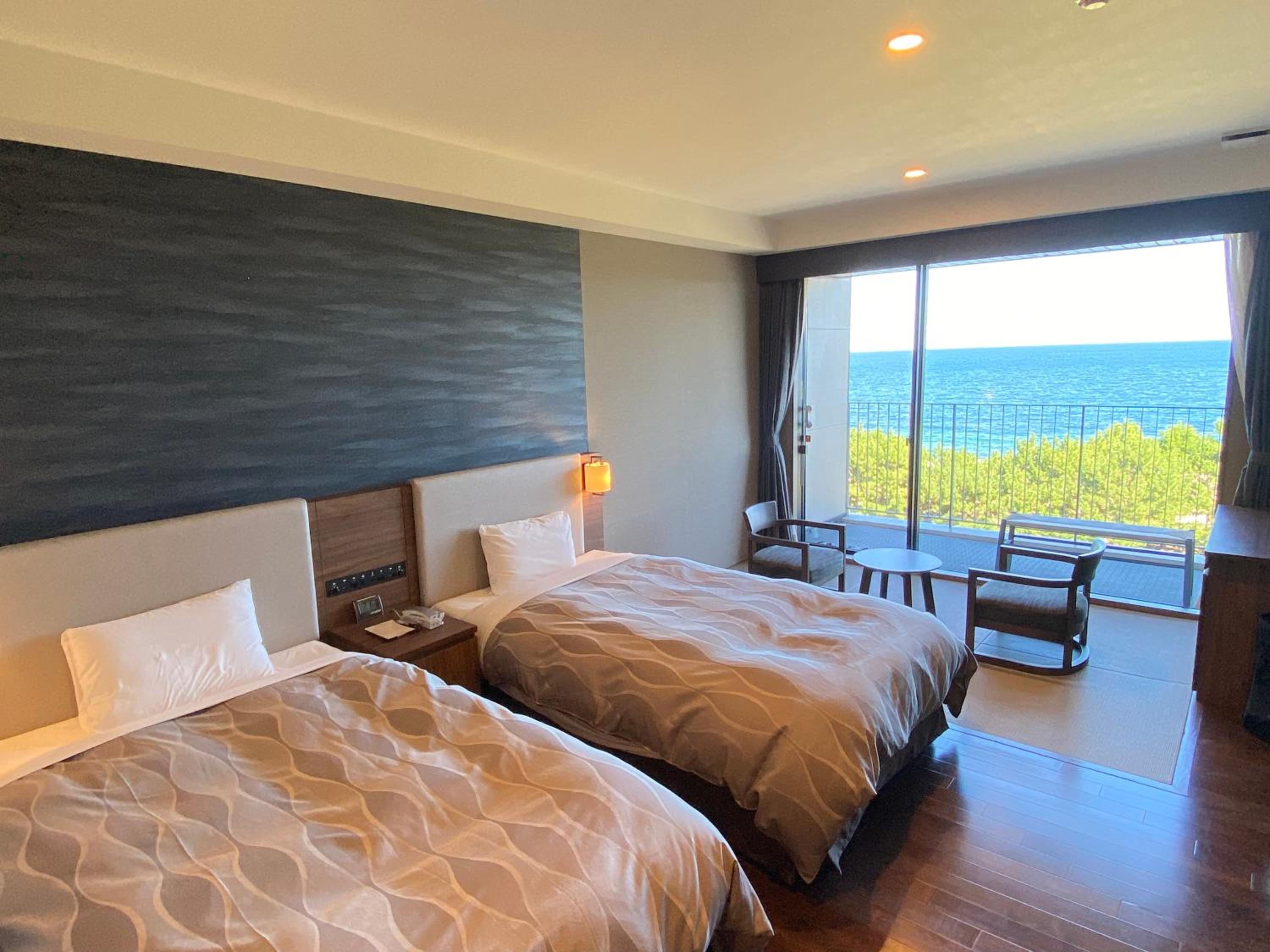 Standard Twin Room with Sea View thumbnail 6