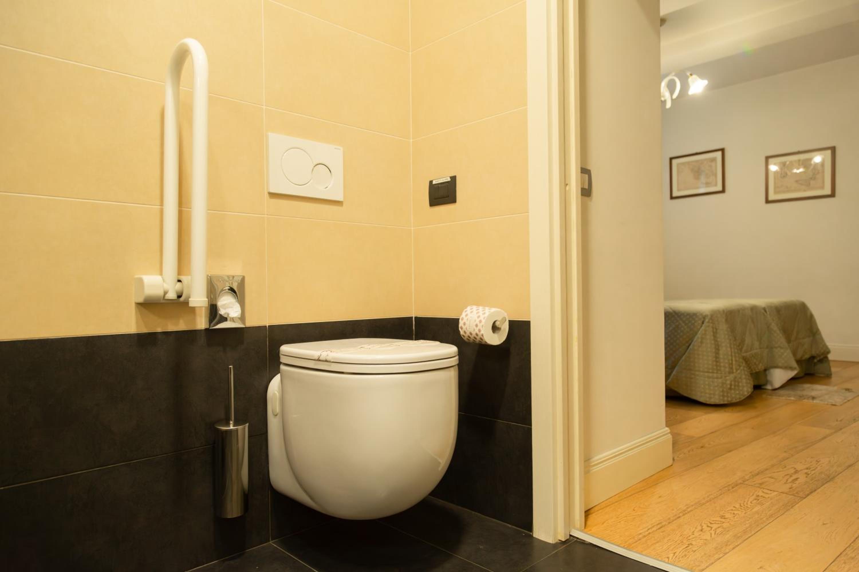 Economy Double Room thumbnail 5