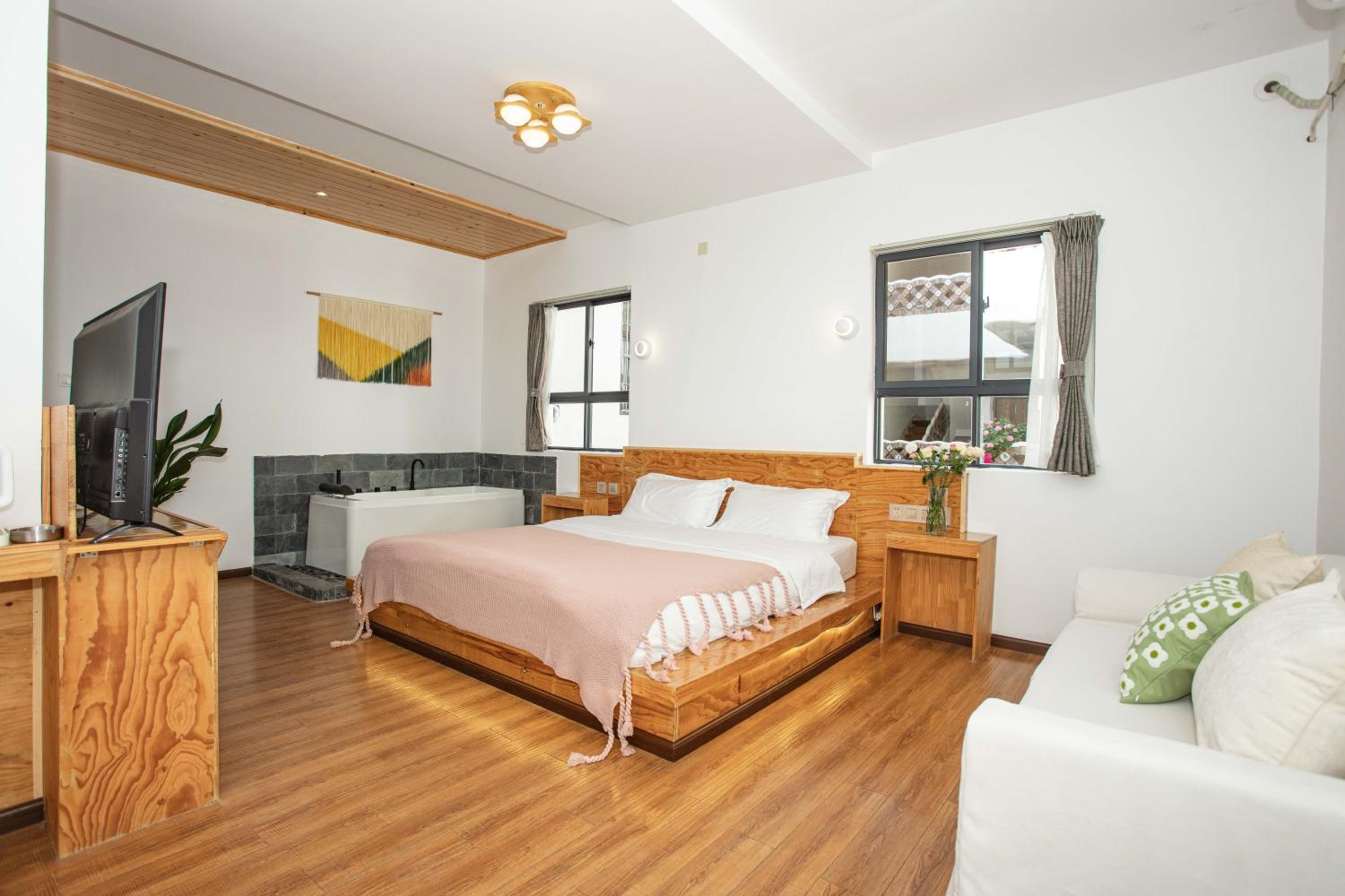 Deluxe Double Room with Bath photo 2