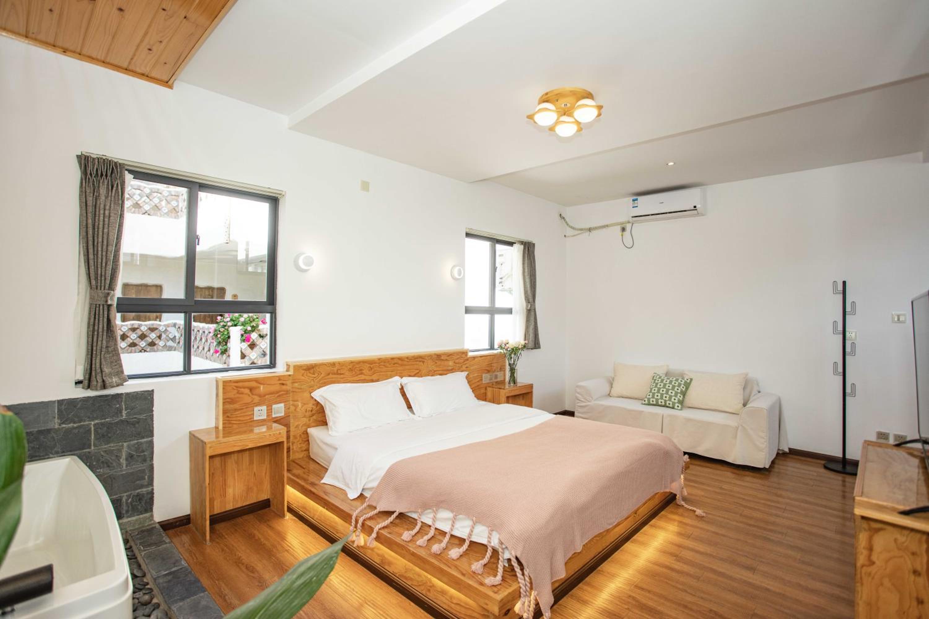 Deluxe Double Room with Bath photo 3