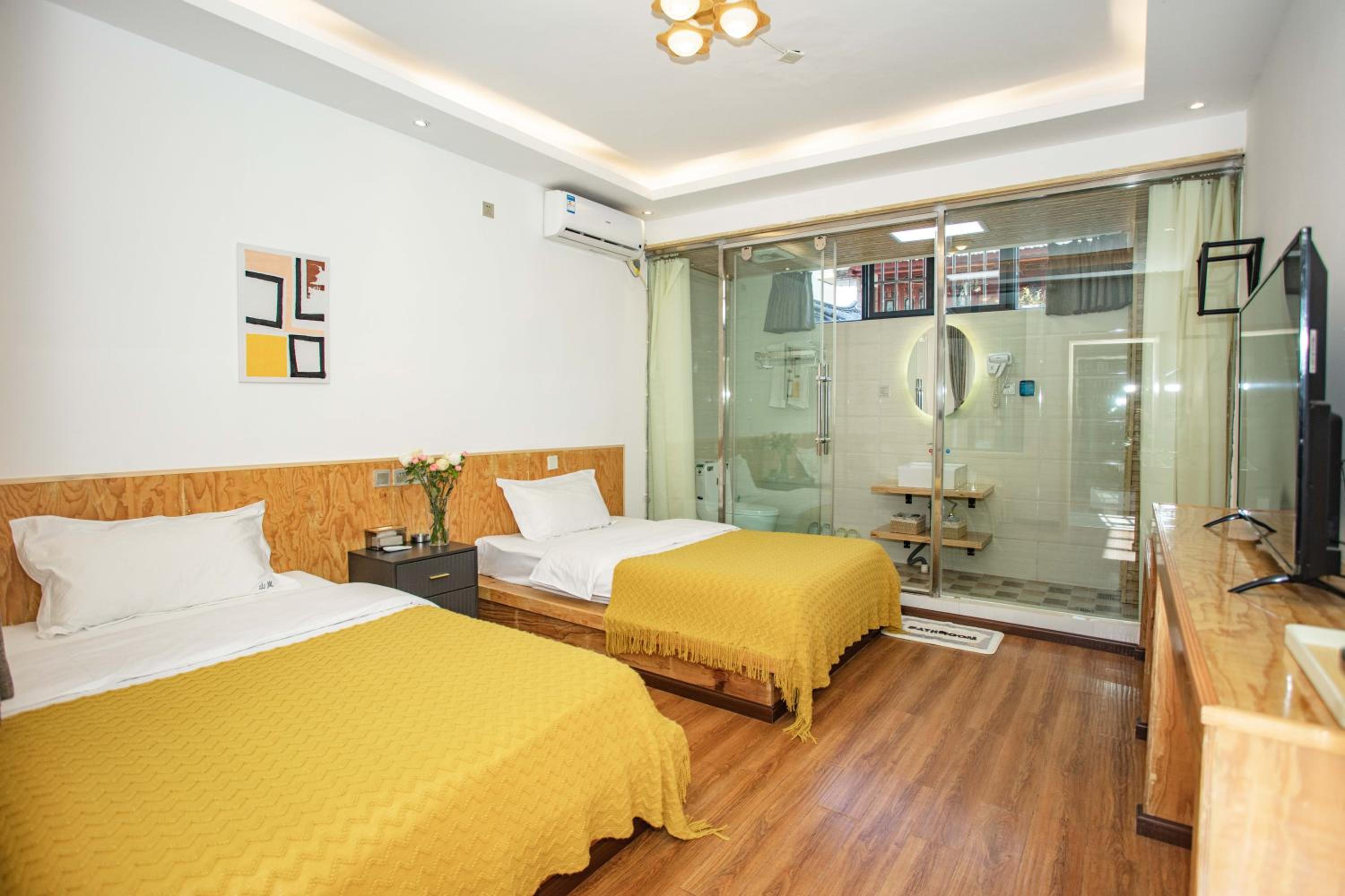Twin Room with Private Bathroom photo 2