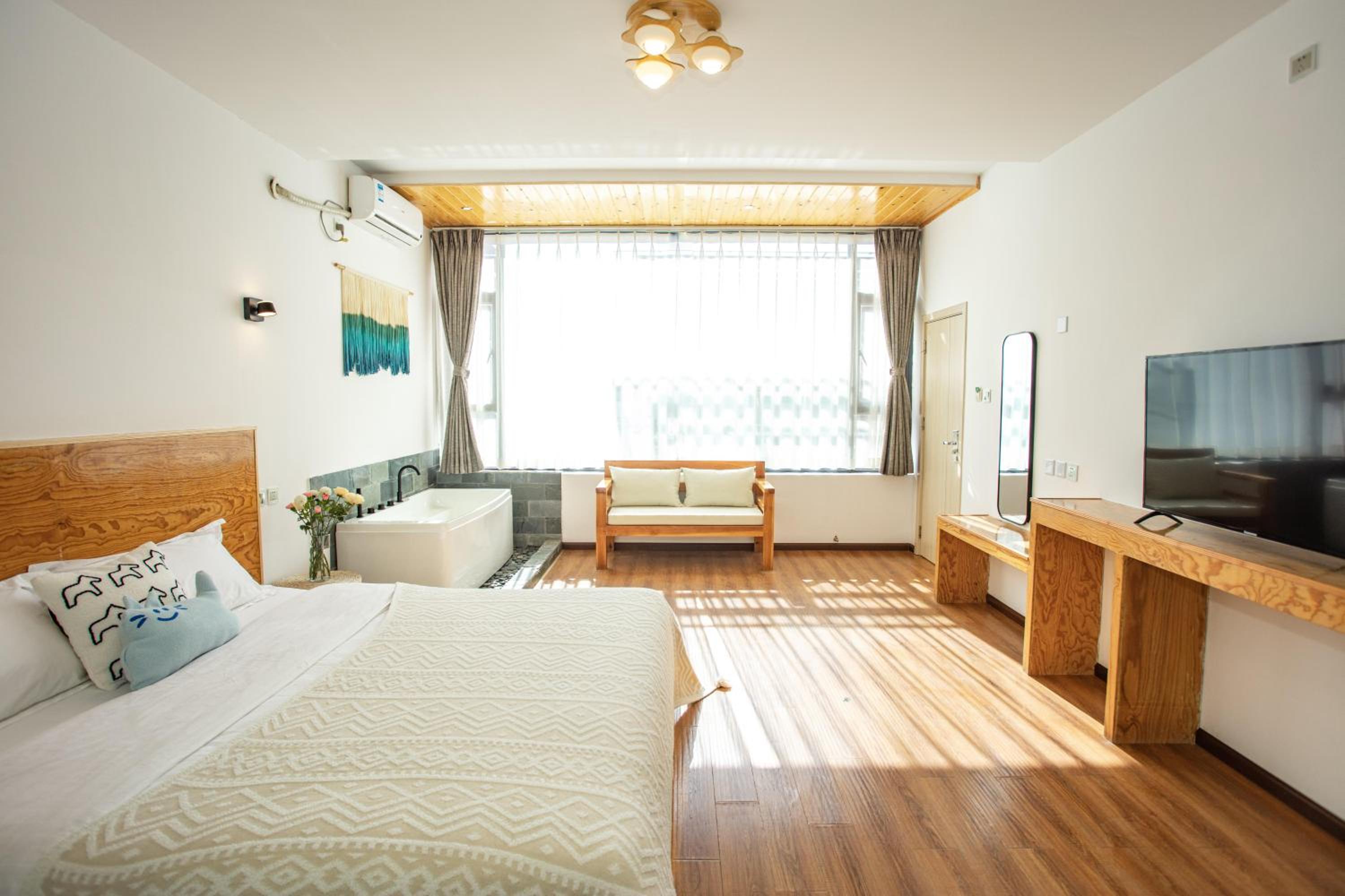 Deluxe Double Room with Bath photo 2