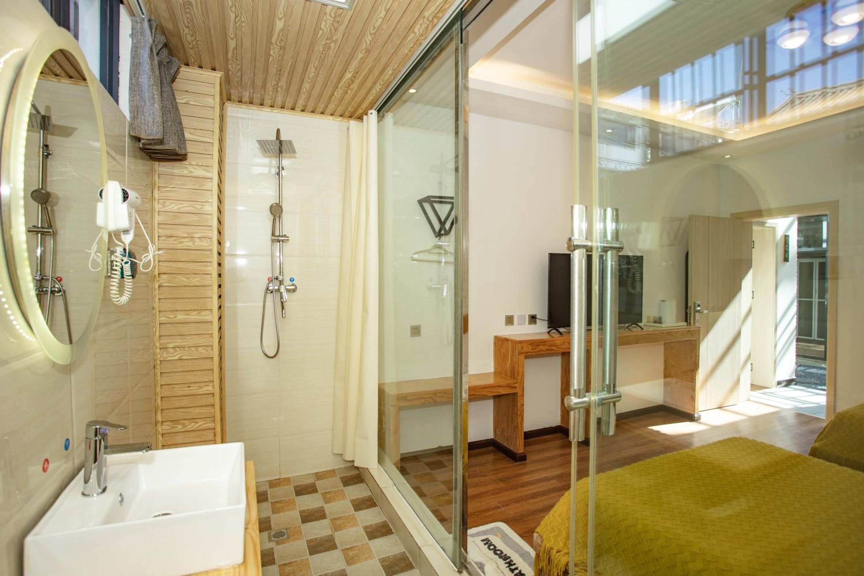 Twin Room with Private Bathroom photo 3