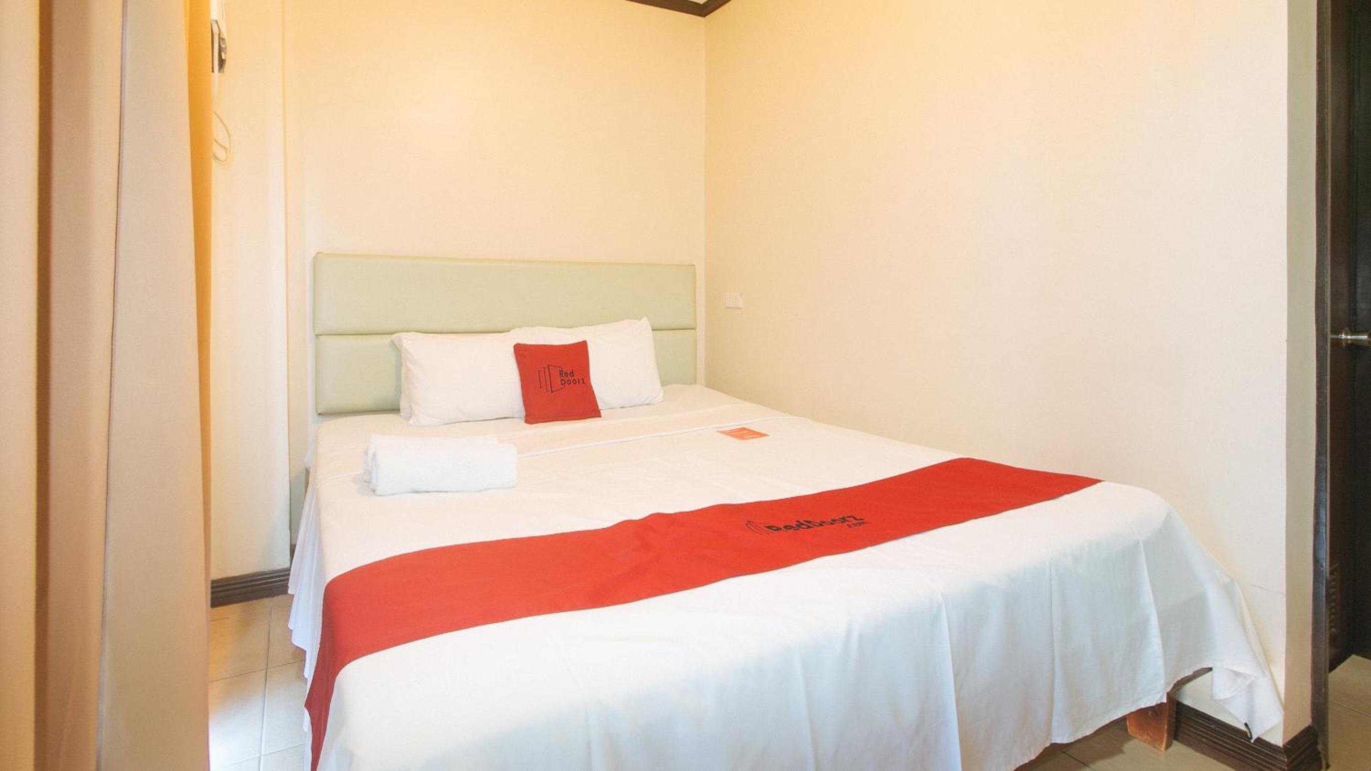 Standard Double Room - Photo 9