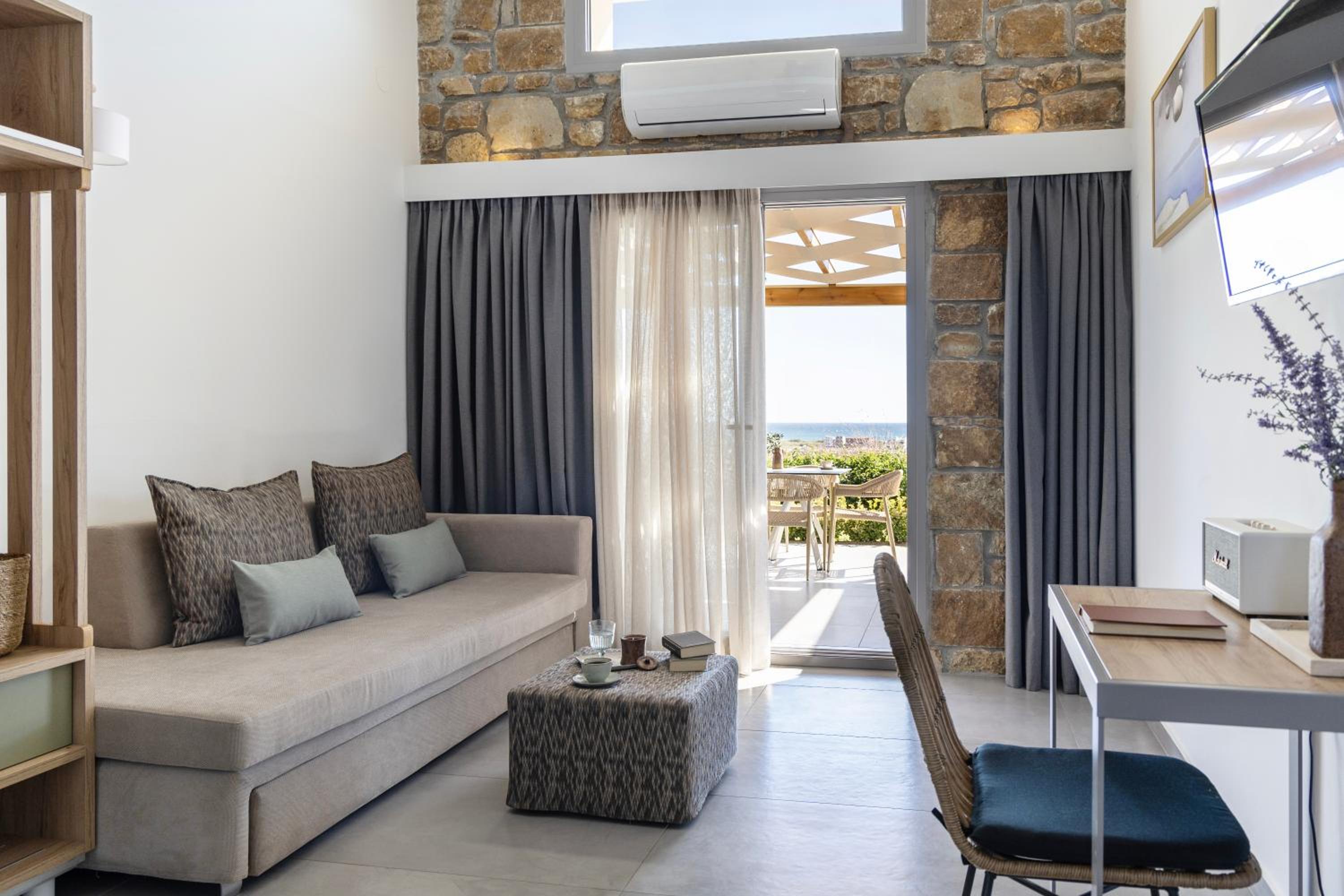 Deluxe Suite with Sea View photo 2