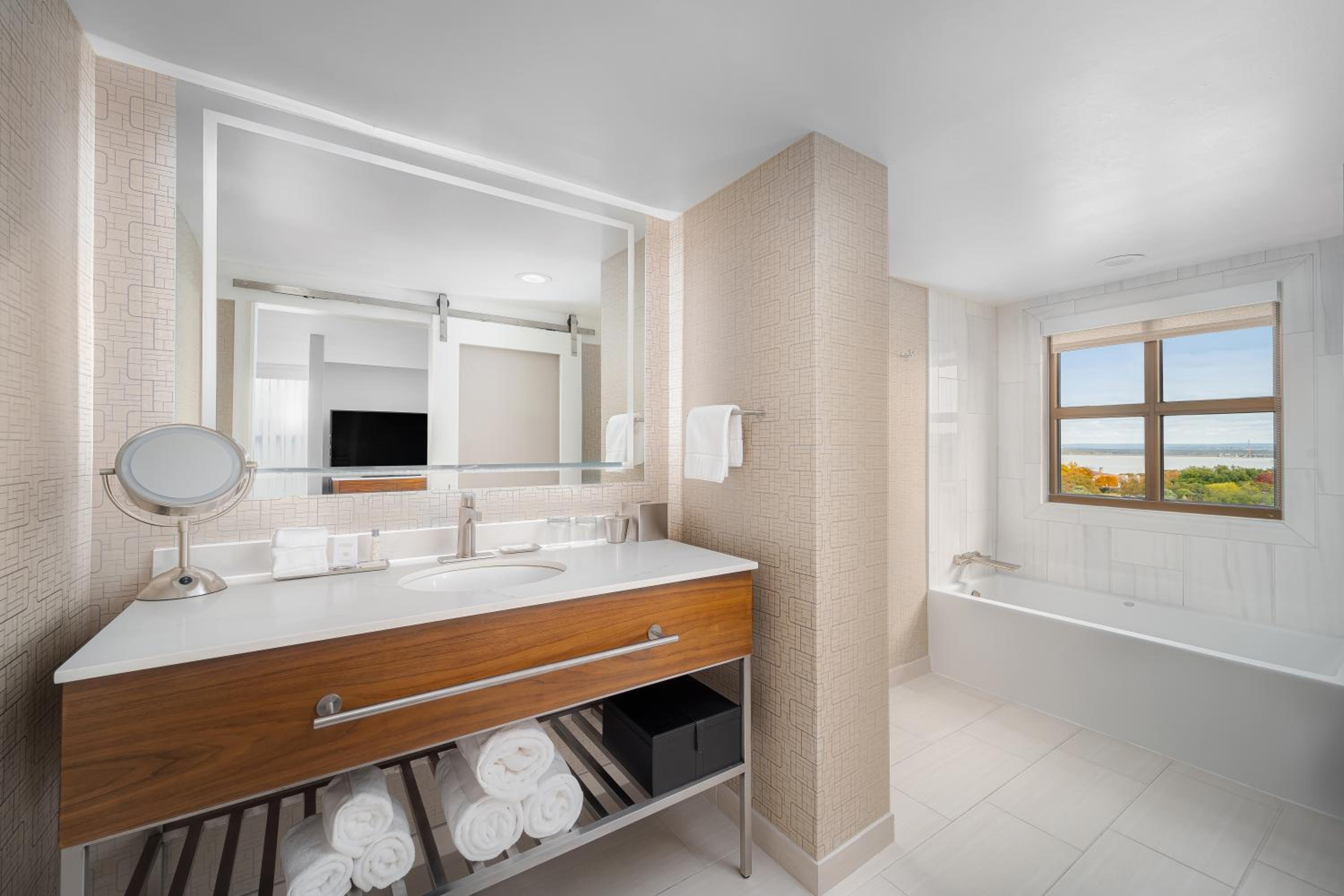 Executive King Suite - Photo 3
