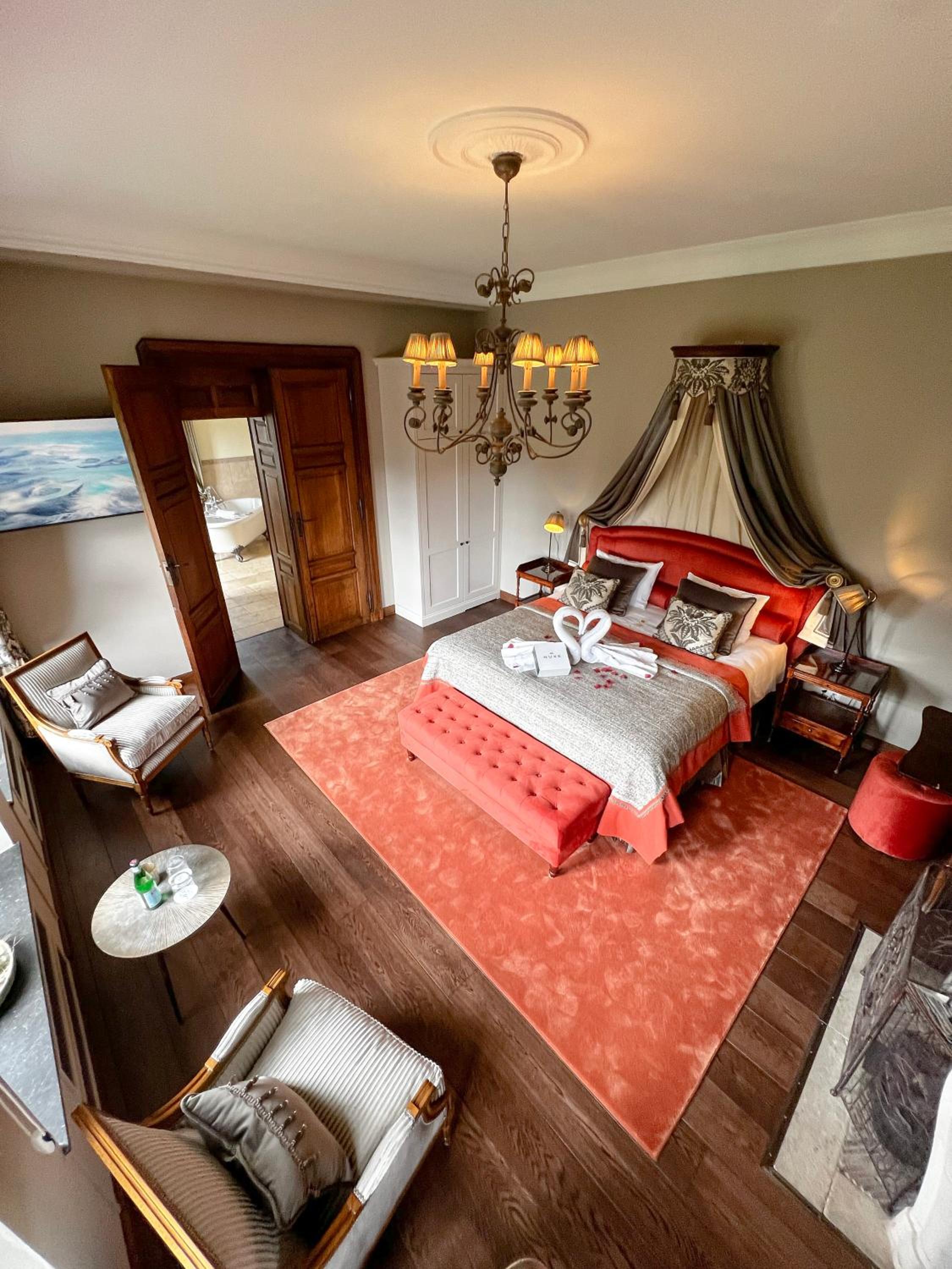 Suite - Photo 3