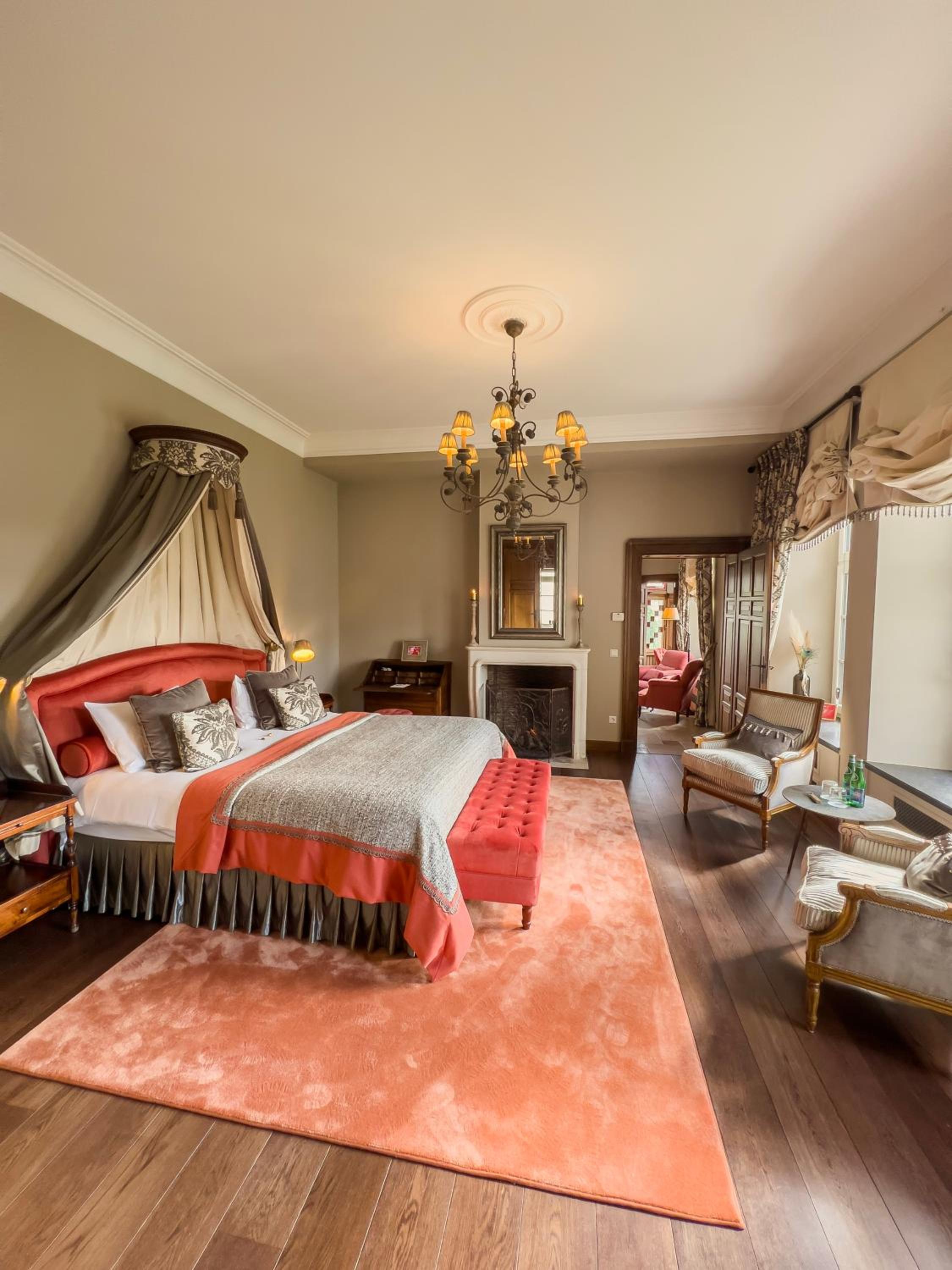 Suite - Photo 1