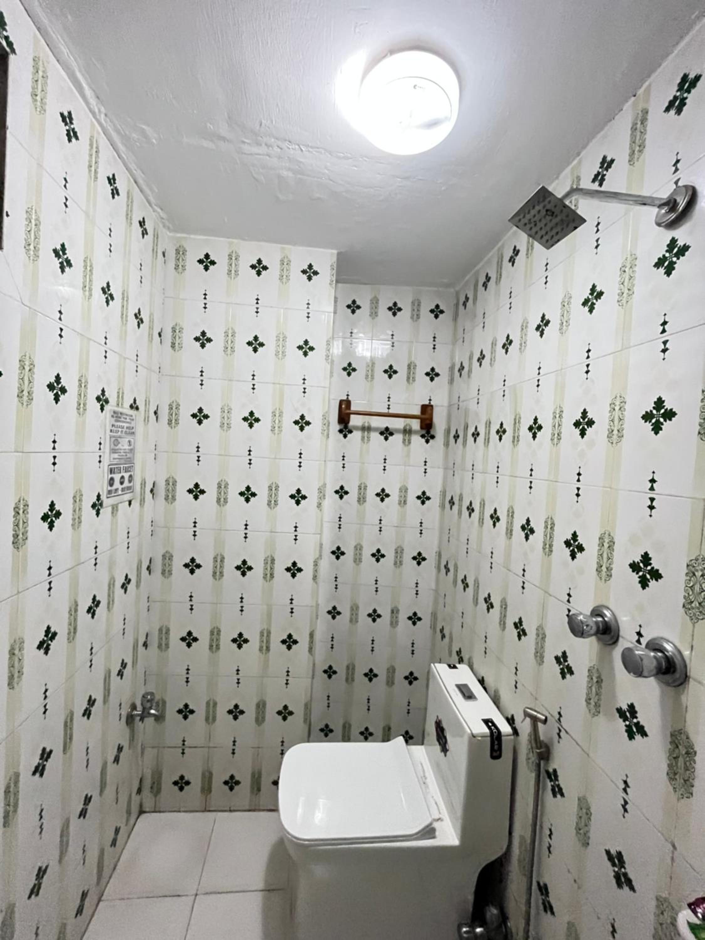 Single Room with Bathroom photo 2