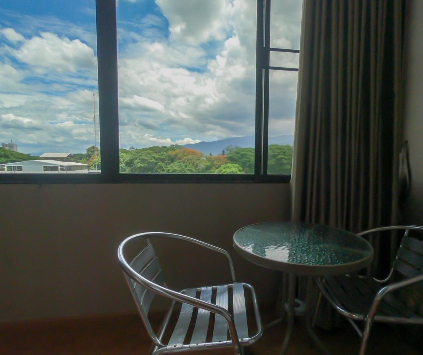 Deluxe King Room - Photo 9