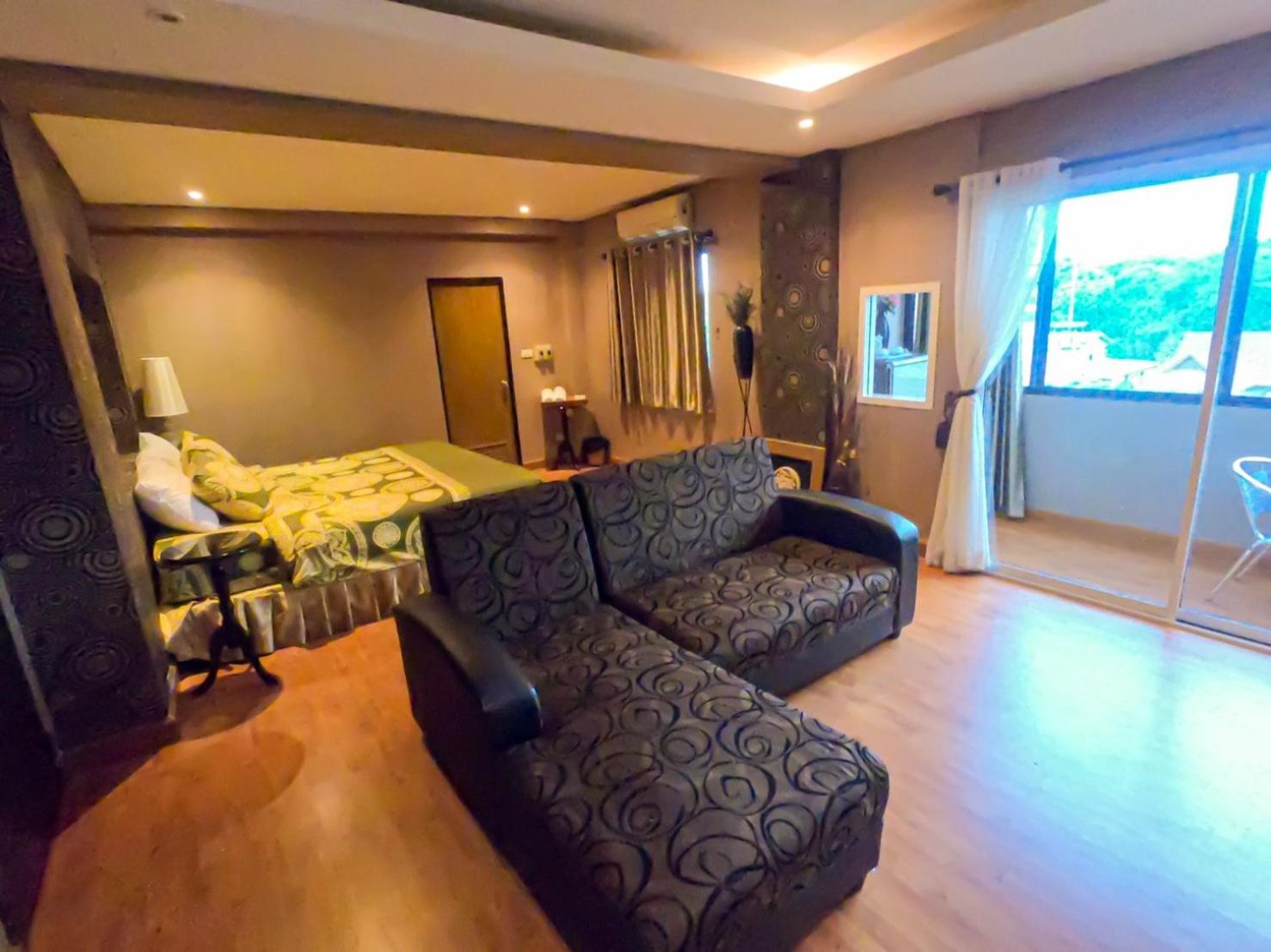 Deluxe King Room - Photo 4