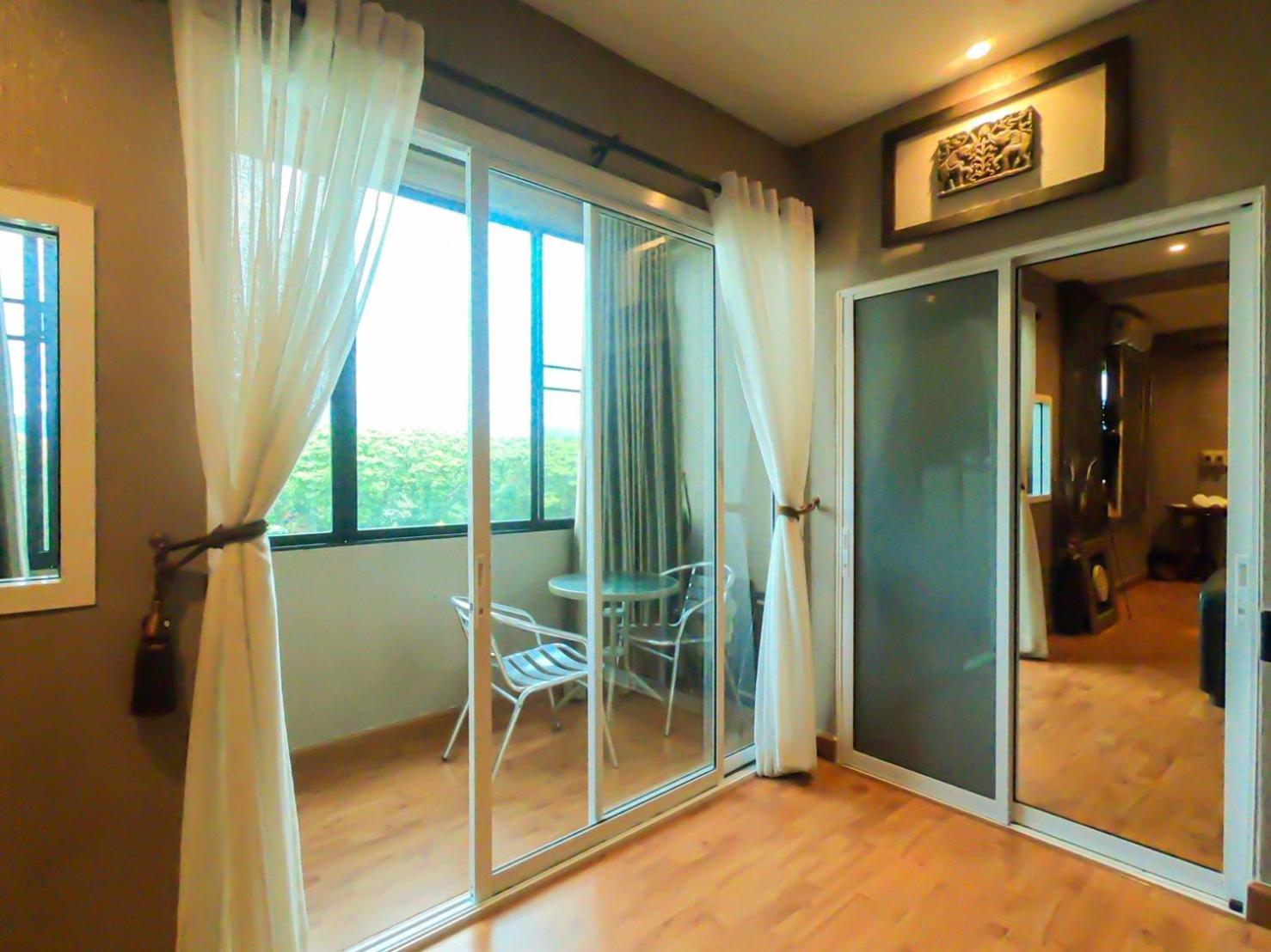 Deluxe King Room - Photo 8