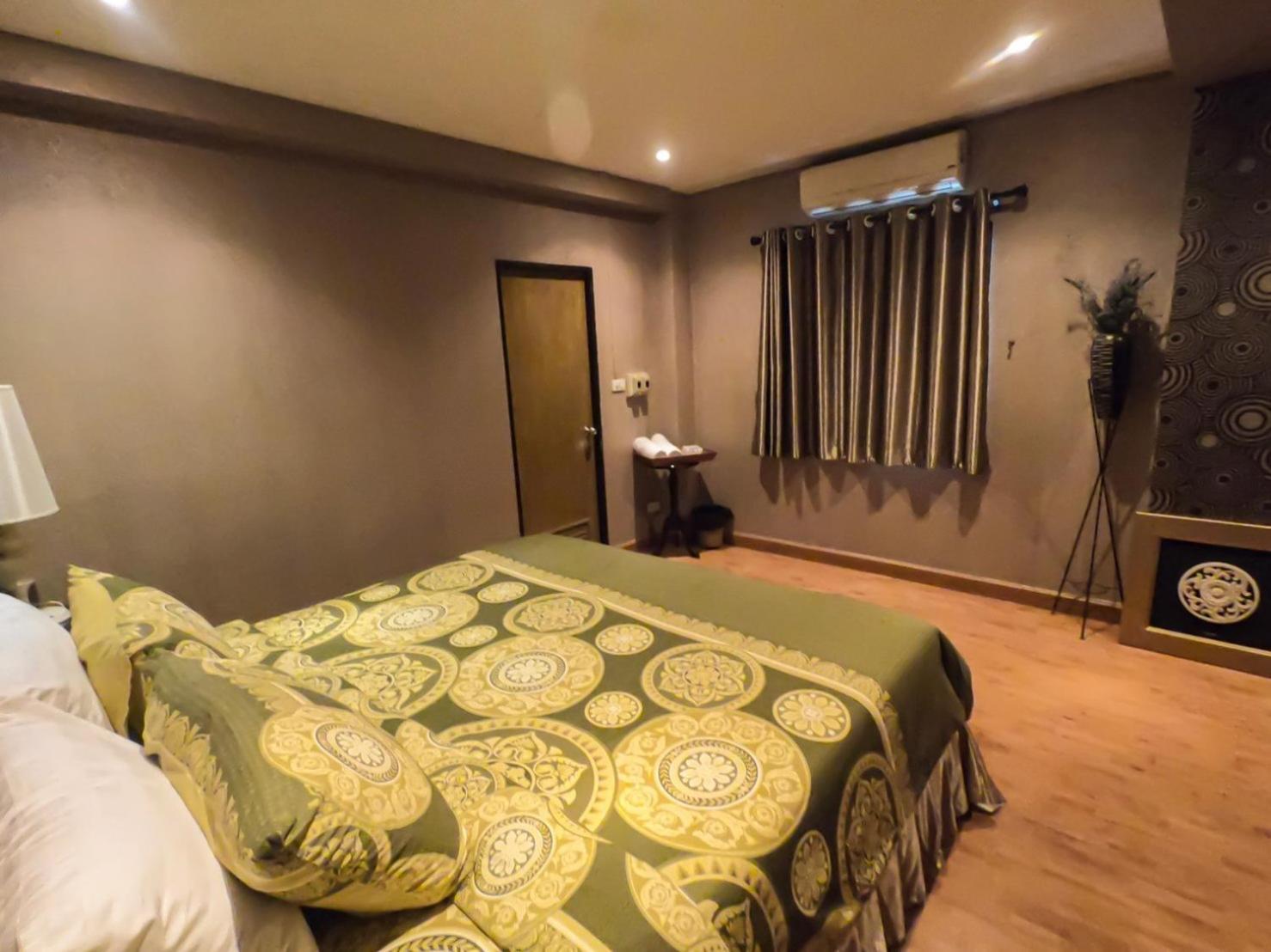 Deluxe King Room - Photo 1