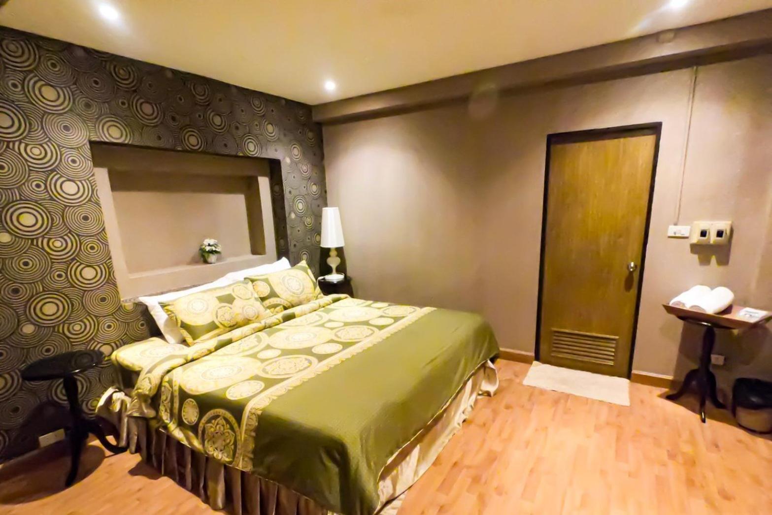Deluxe King Room - Photo 2