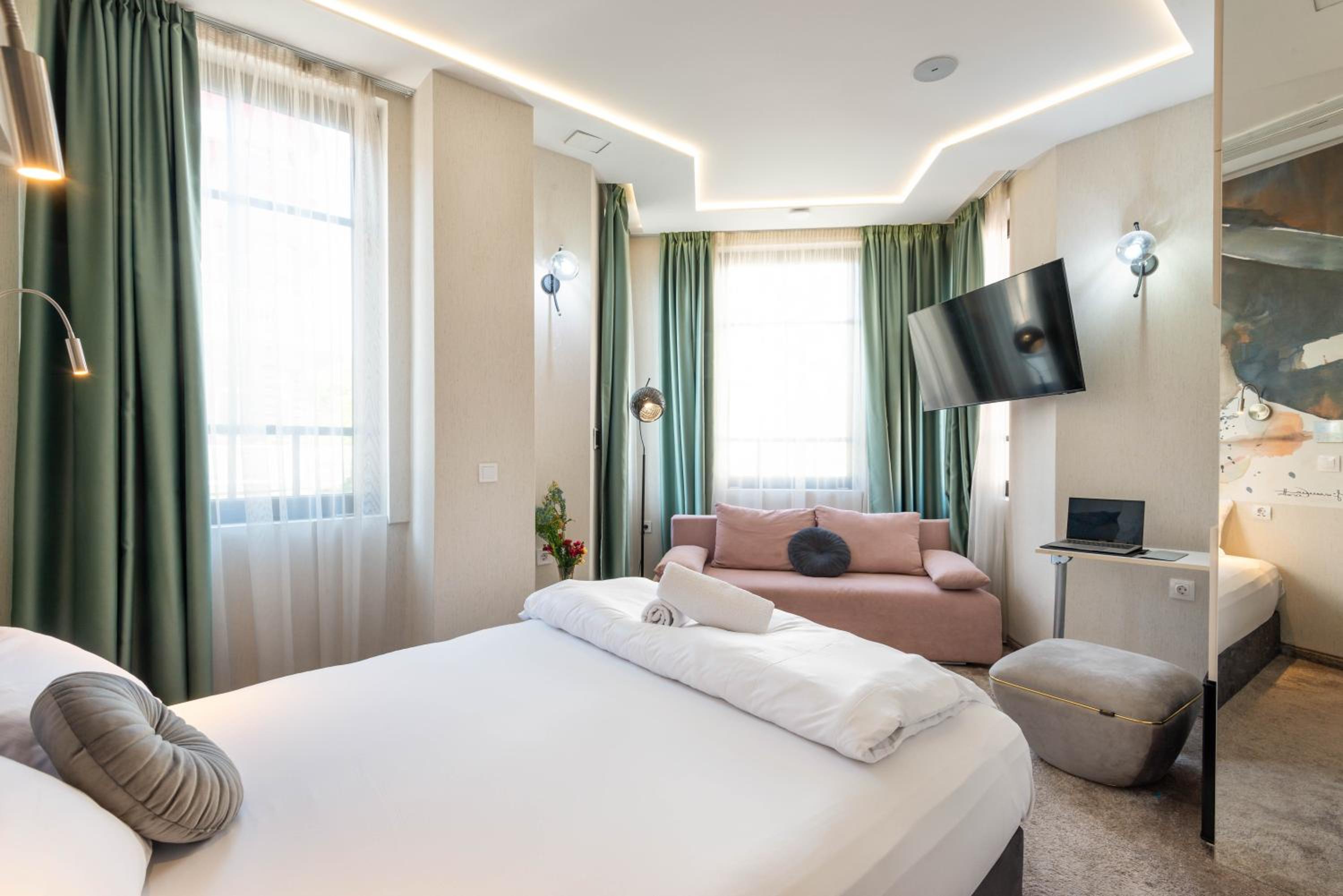 Large Double Room - Photo 5