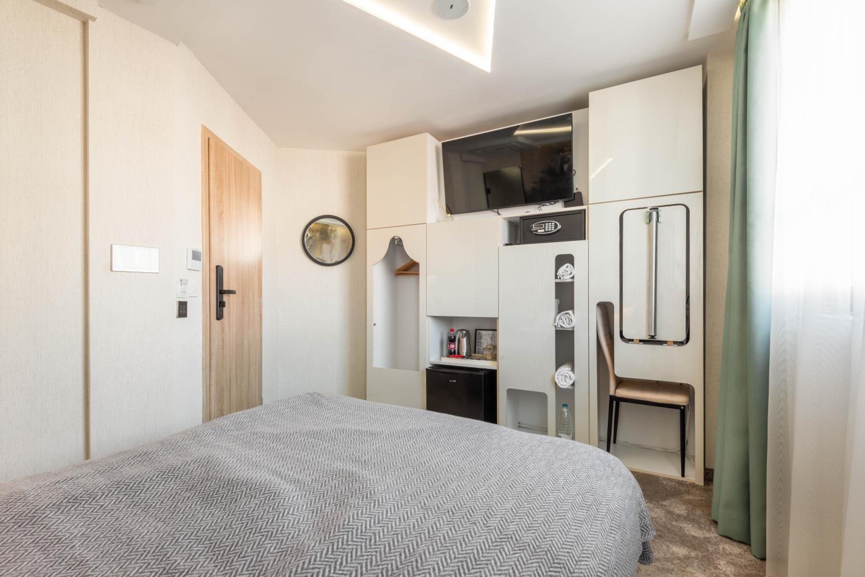 Deluxe Double Room - Photo 9