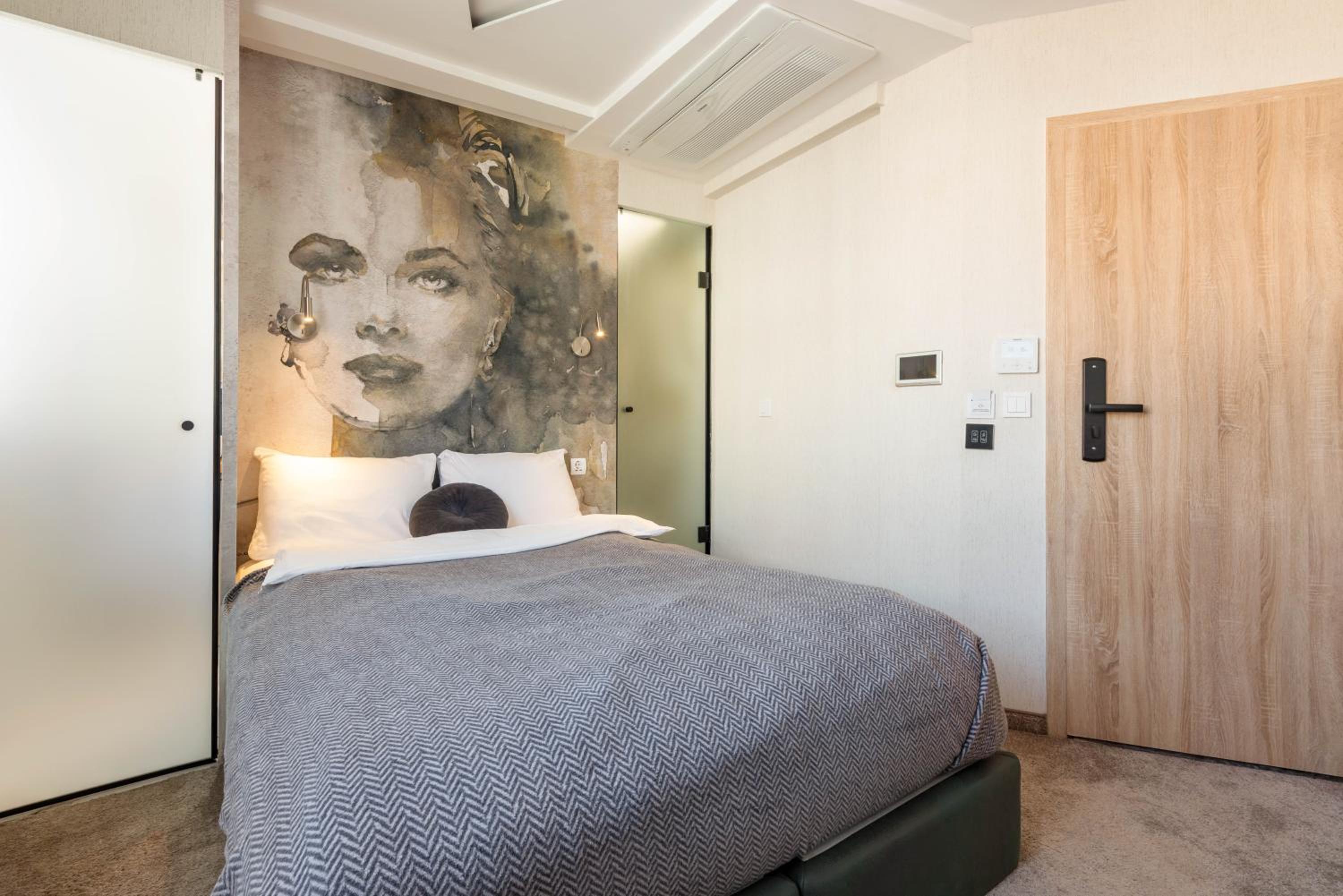 Deluxe Double Room - Photo 10