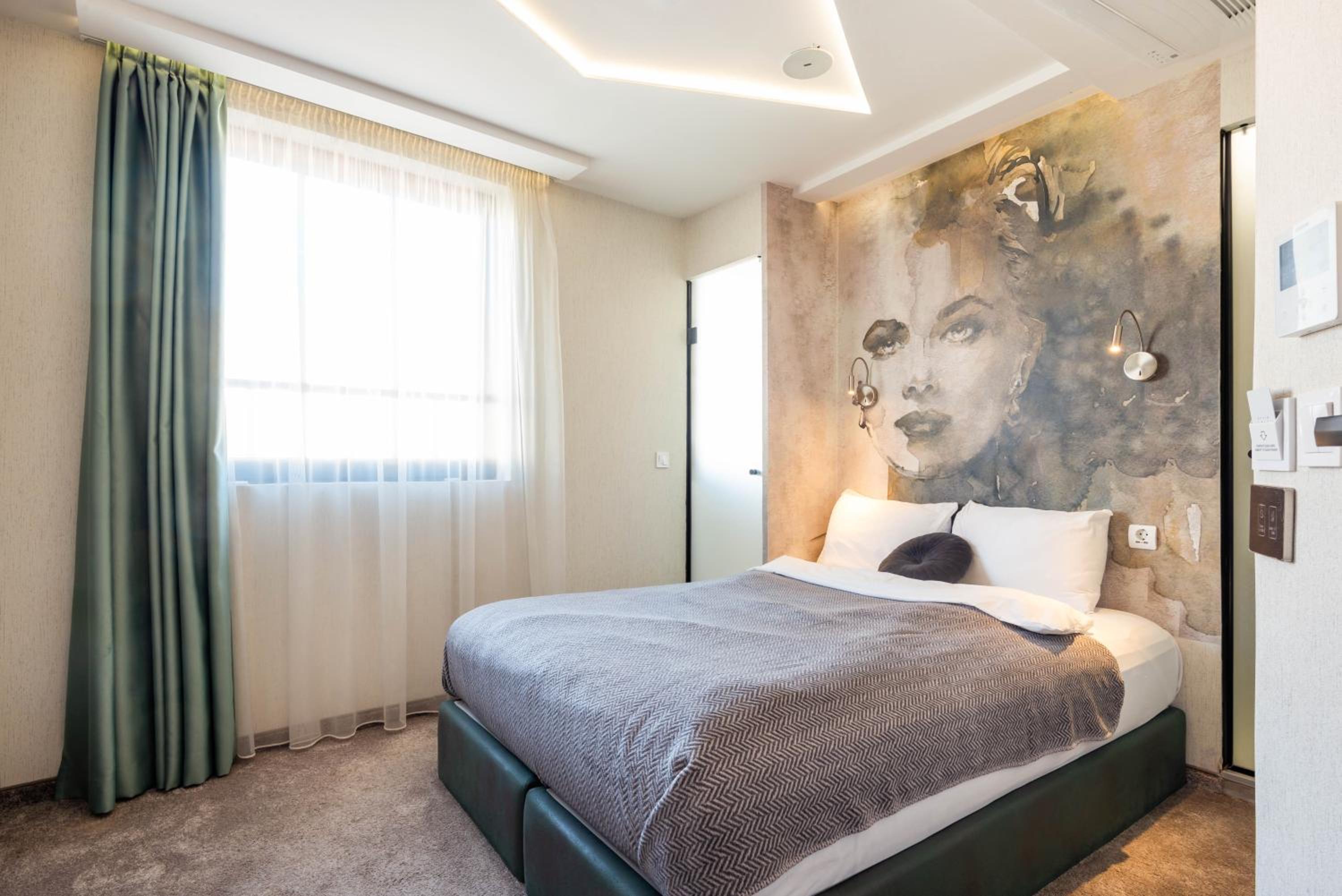Deluxe Double Room - Photo 11