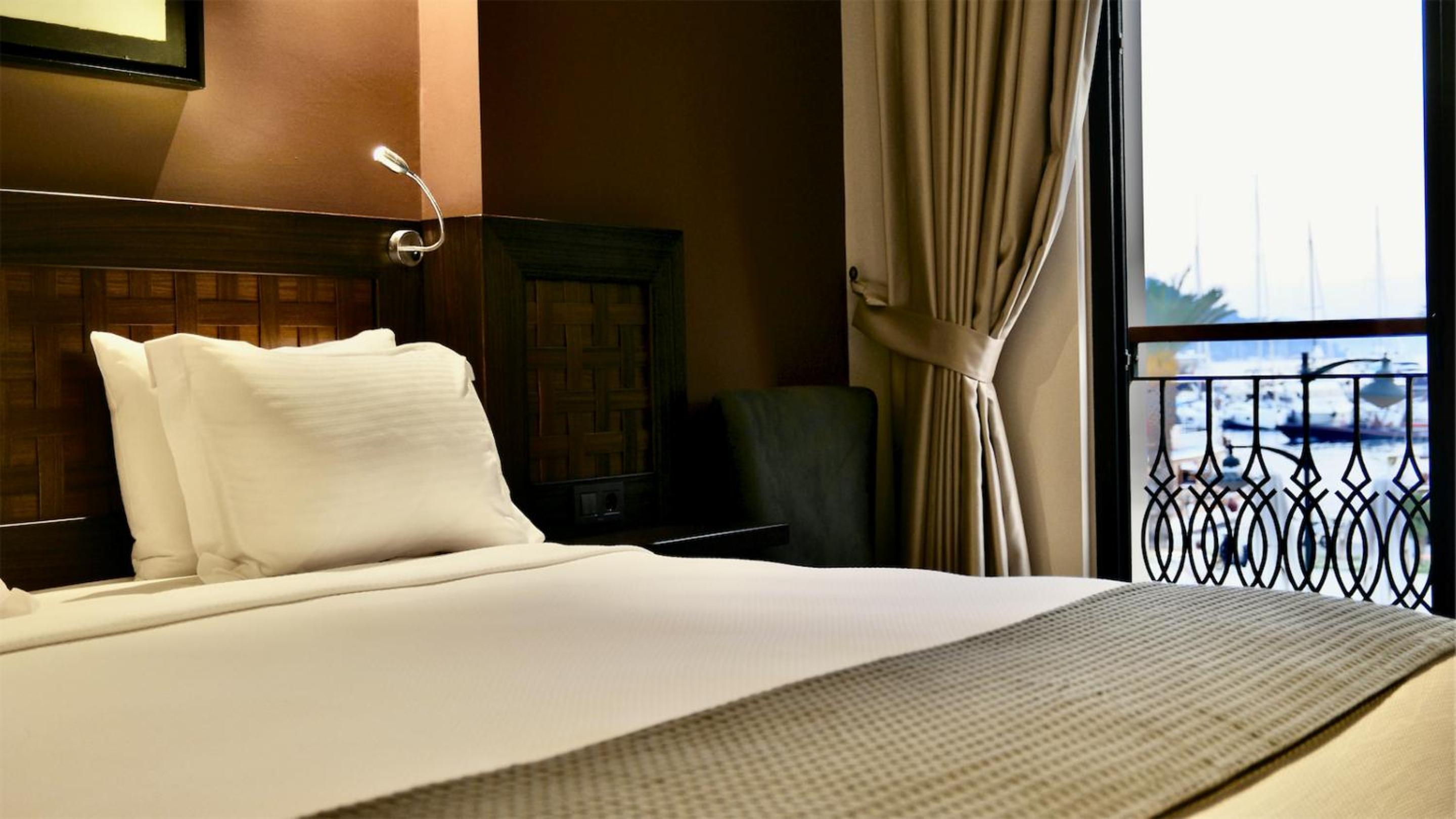 Double Room with Sea View - Photo 6
