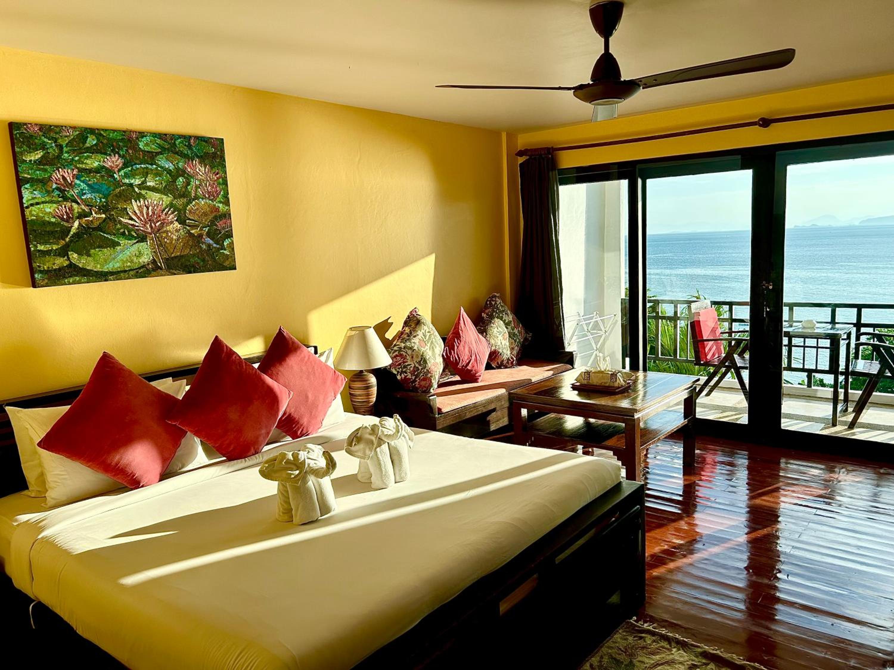 Deluxe Double Room with Sea View - Photo 3