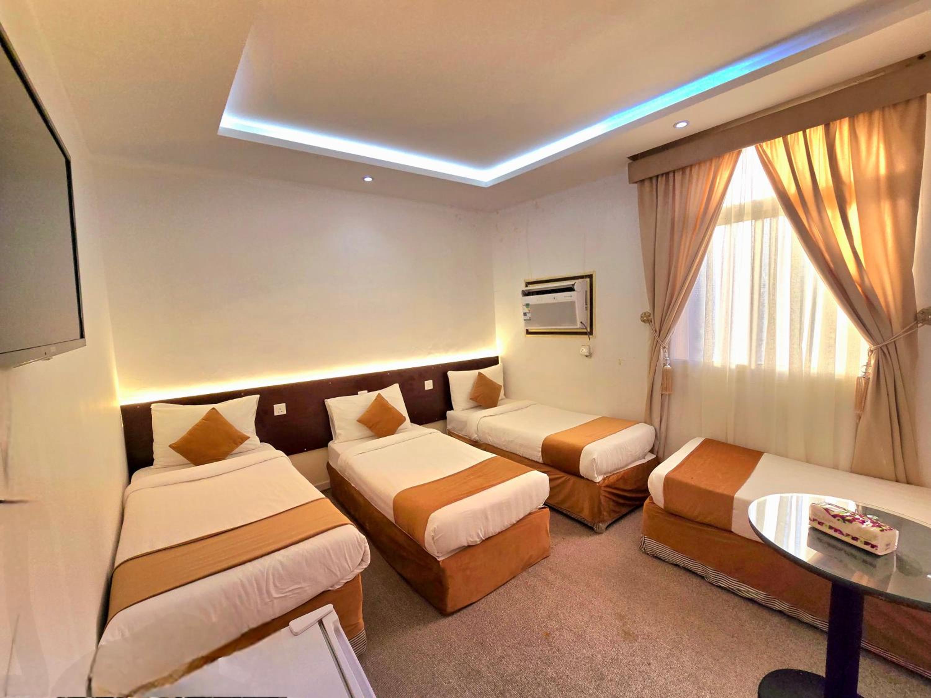 Quadruple Room with Private Bathroom photo 1