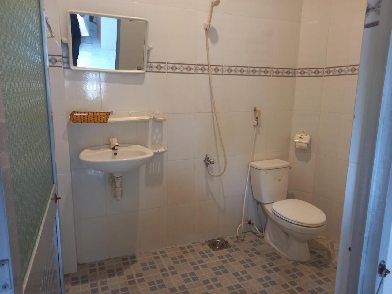 Budget Double Room - Photo 6