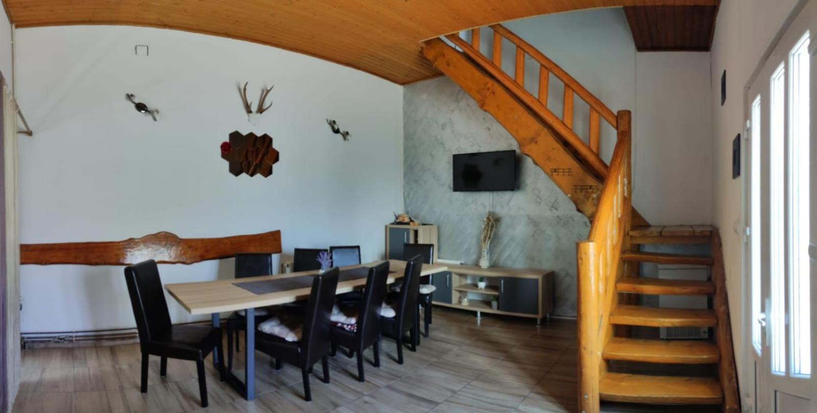 Five-Bedroom House photo 3