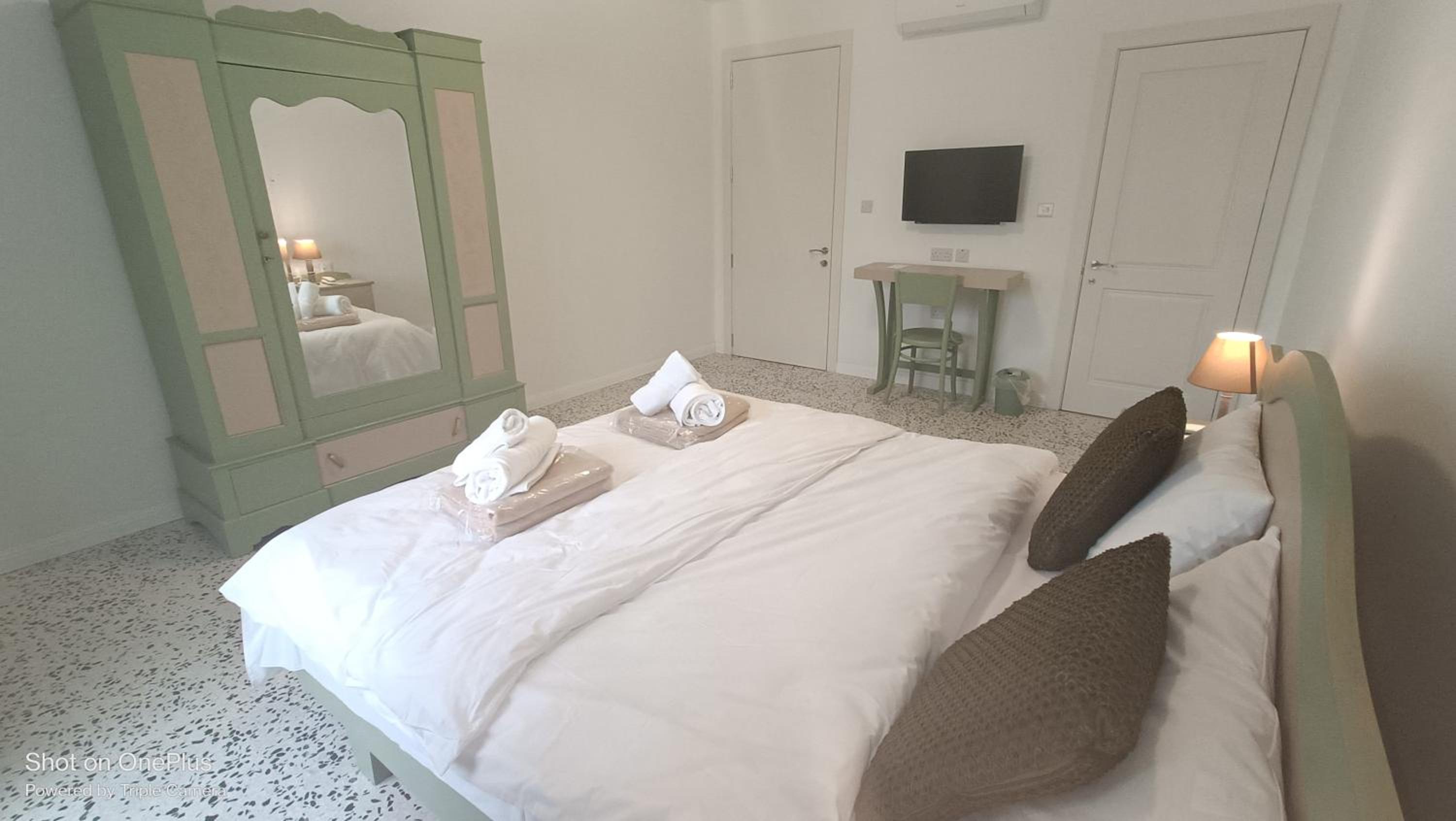 Deluxe Double Room with Shower photo 3