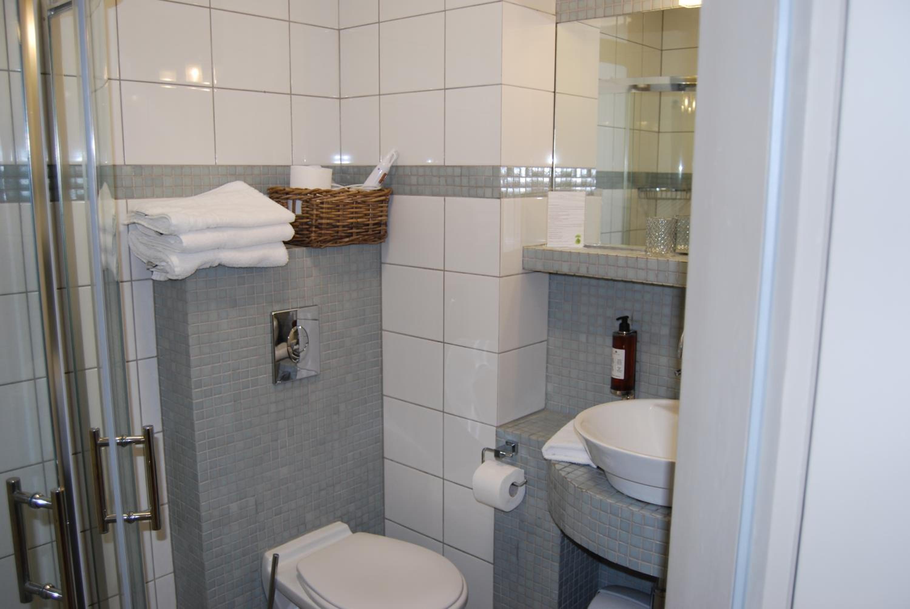 Double Room with Balcony thumbnail 6