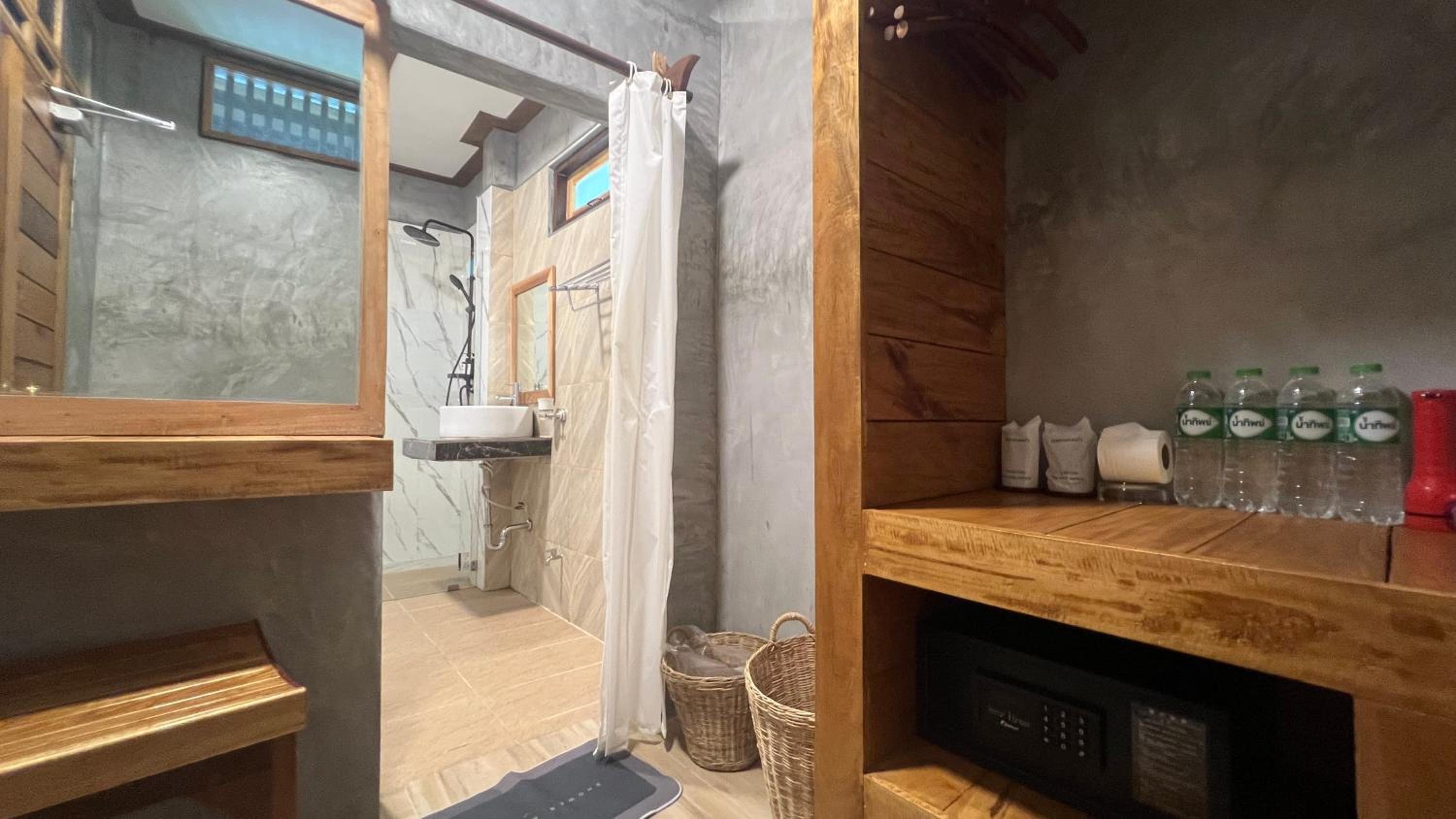 Deluxe Bungalow with Balcony - Air Conditioning - Photo 8