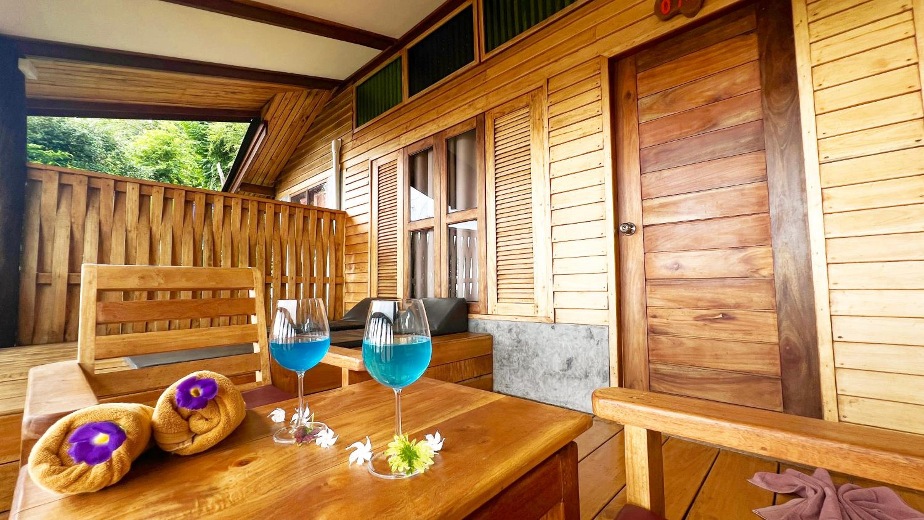 Two-Bedroom Bungalow -Air Conditioning - Photo 7